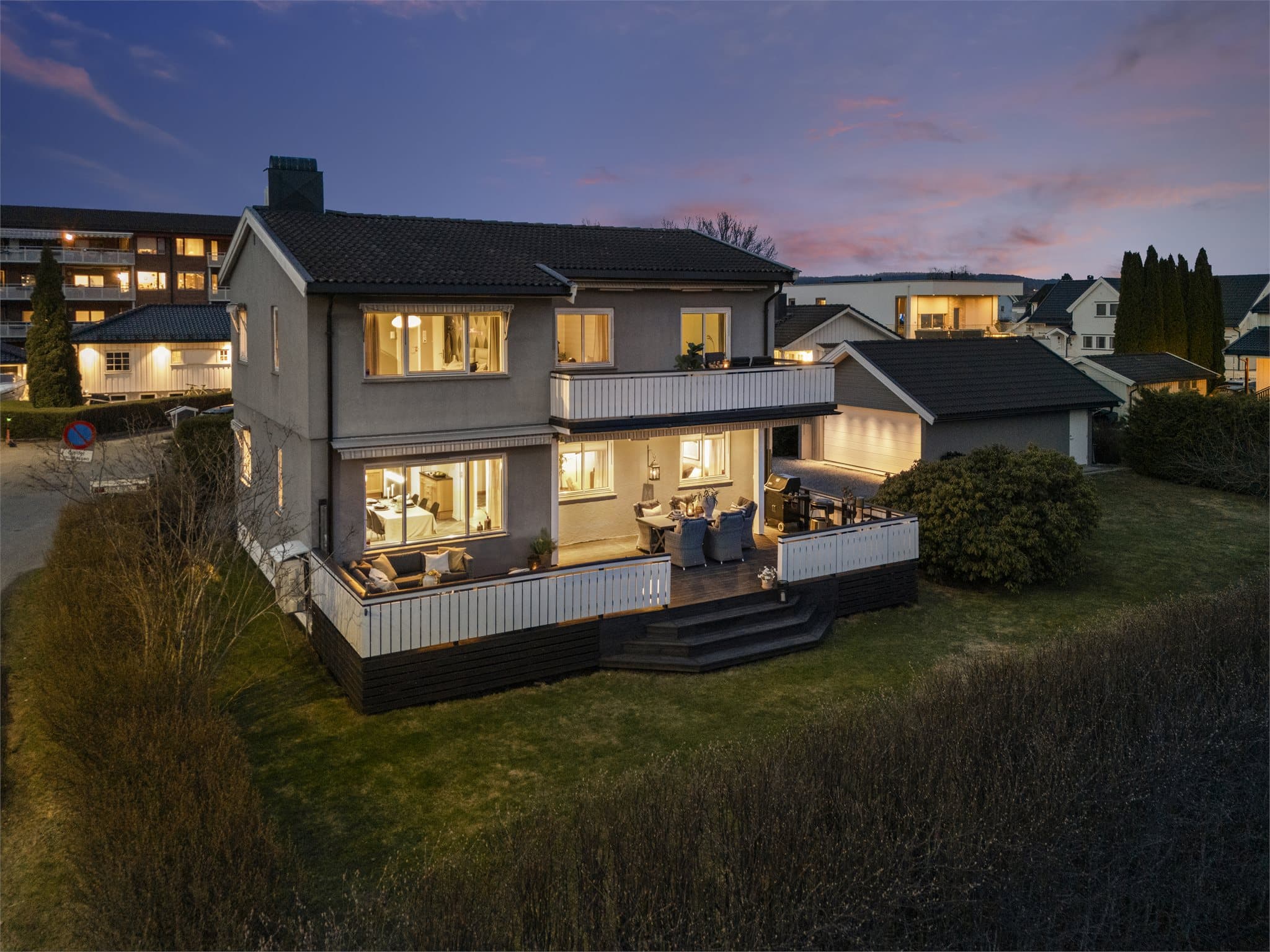 Emera Eiendomsmegling ved Per Erik Haugen og Sander Svendsen ønsker velkommen til Thorvald Lammers' gate 15.