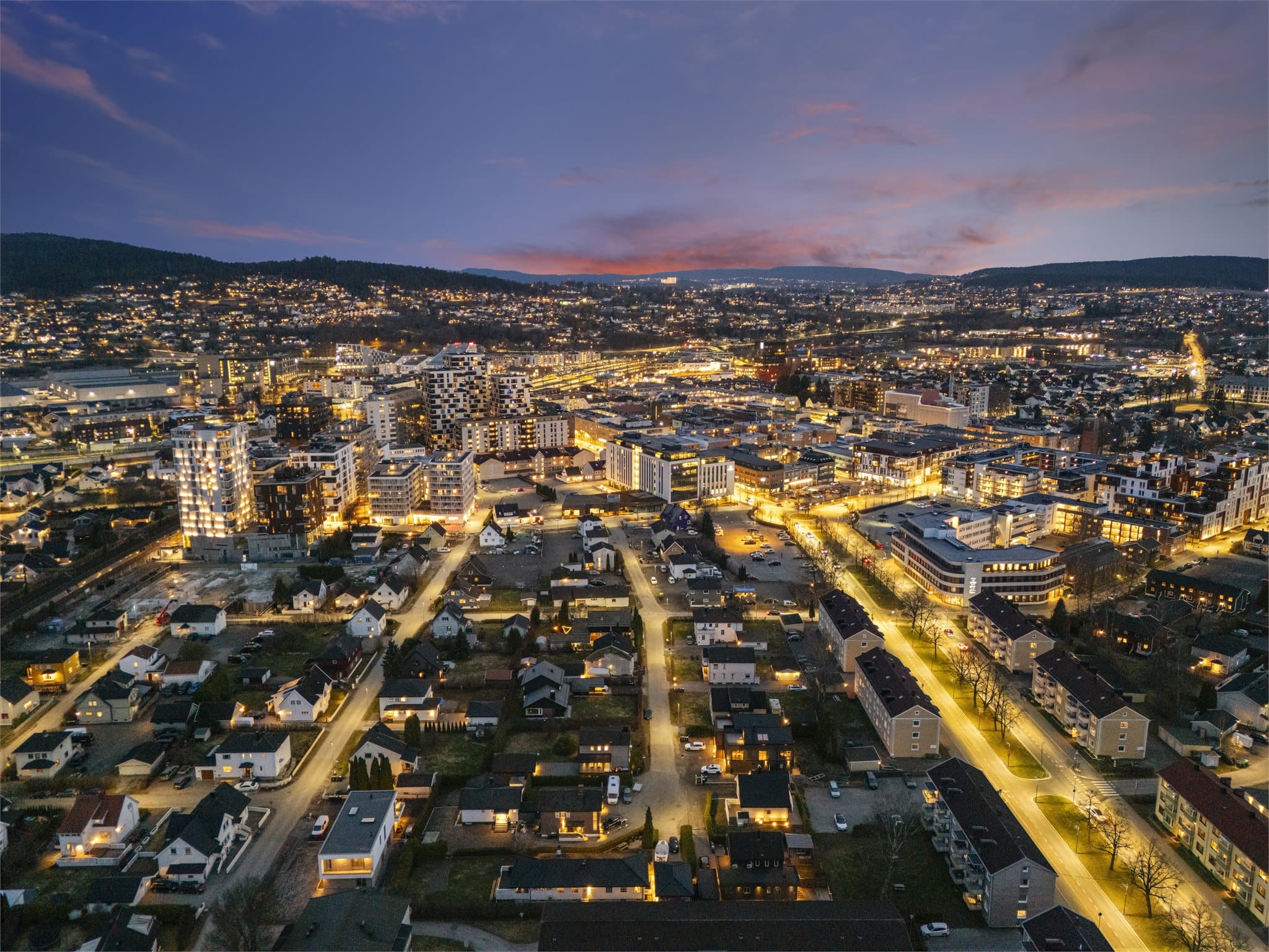 Thorvald Lammers gate 15 ligger i et rolig og etablert boligområde, tilbaketrukket fra gatestøy i en stille blindvei – samtidig med alt Lillestrøm sentrum har å tilby innen kort gangavstand. Velkommen til visning!