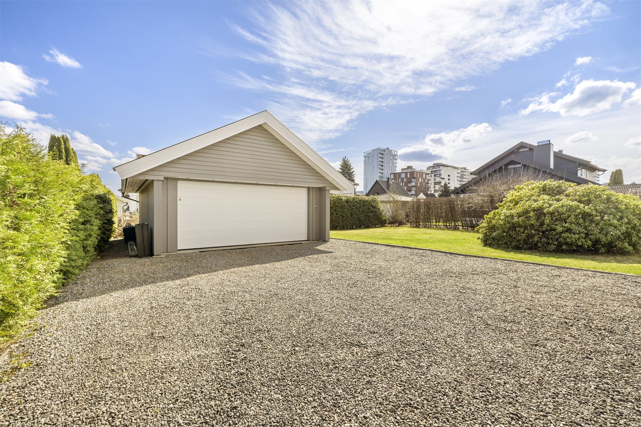 På tomten står en frittstående dobbelgarasje med garasjeplass oppmålt til ca. 43,6 m² , inkludert innvendig isolert bod på ca. 3,3 m² . I tillegg kommer lagringsloft med et gulvareal på 22 m²