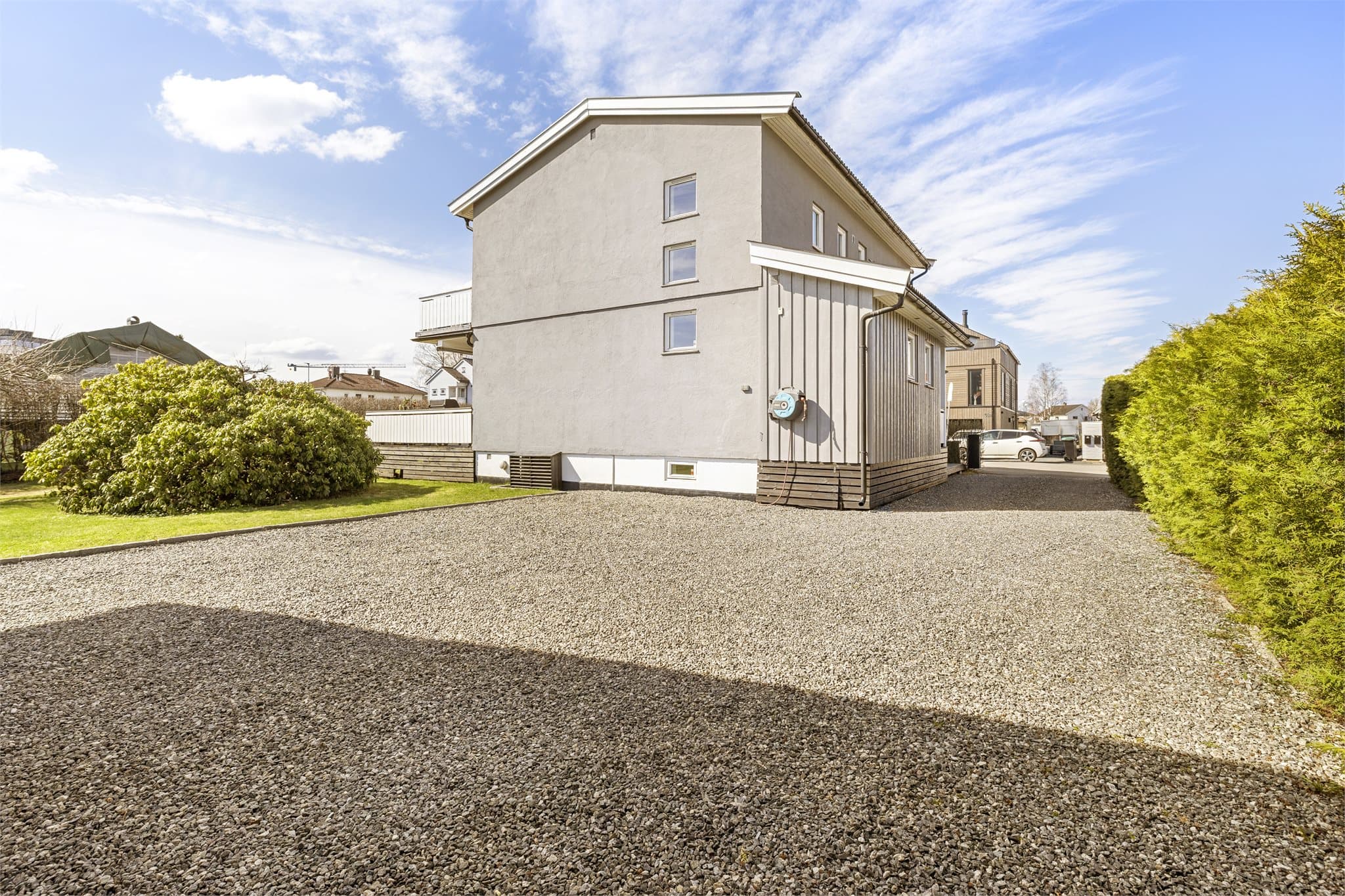 Eiendommen har gode parkeringsmuligheter med plass både i garasje og på egen tomt.