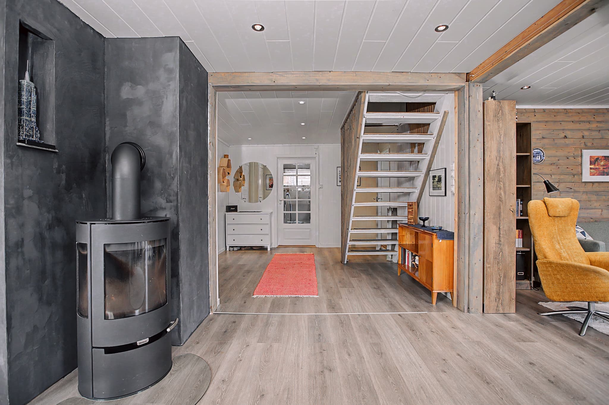 Hall/trapperom med adkomst til ett av soverommene og badet, samt entré