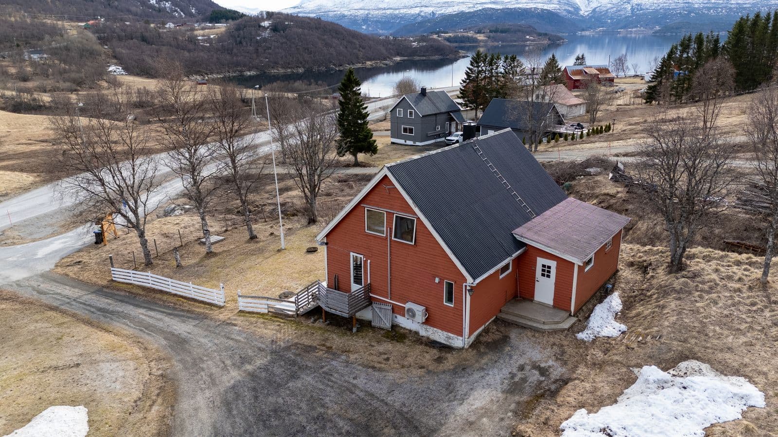 Inngjerdet hage i front av huset