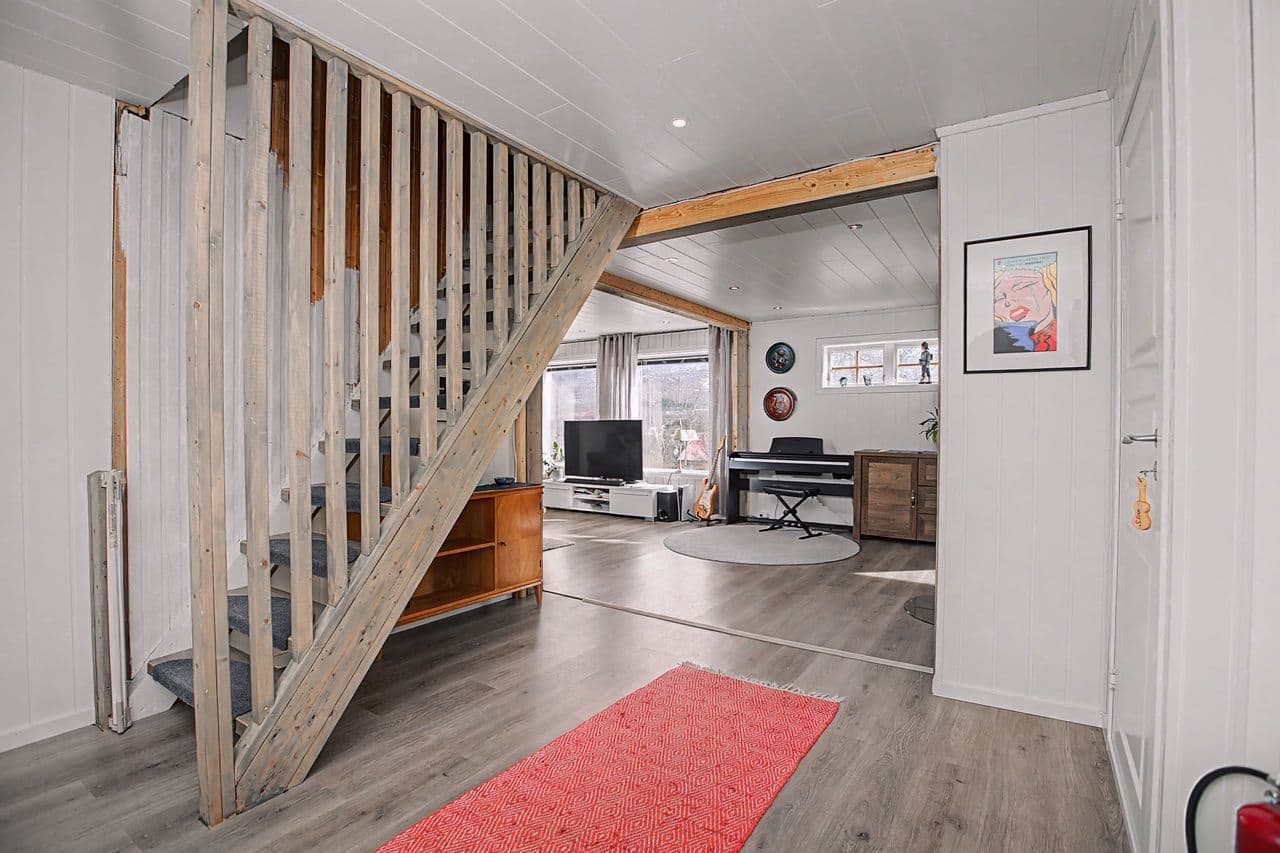 Fra gangen går man videre inn i stuedelen til venstre og kjøkkenet til høyre