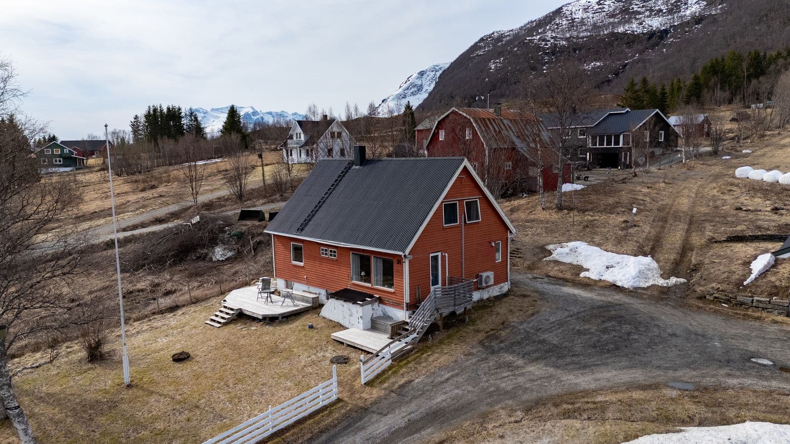 Boligen består av 1. etasje og loftsetasje
