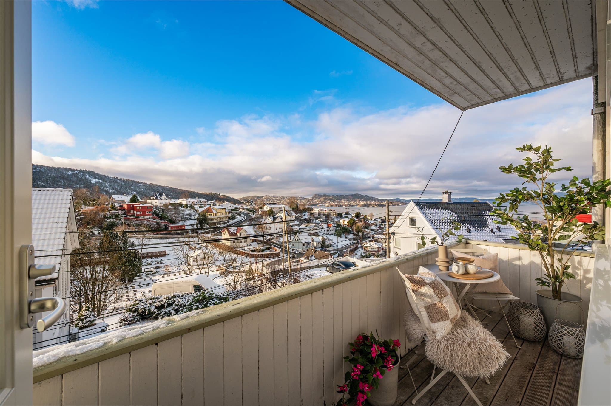 - Fra stuen er det direkte adkomst til en herlig, vestvendt balkong -