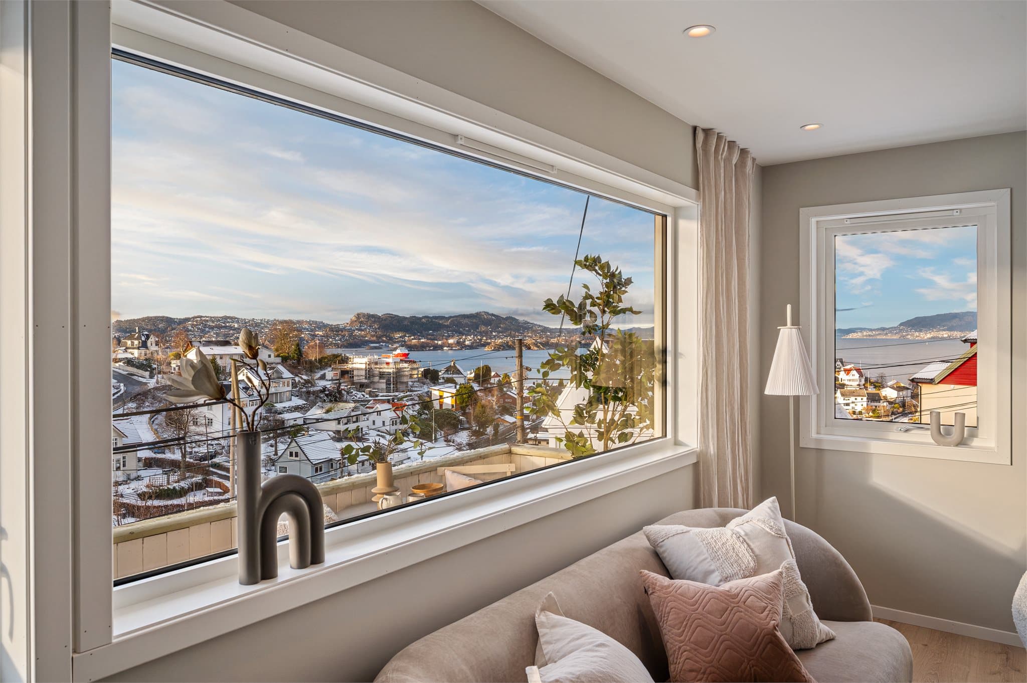 - Leiligheten har et BRA-i på 64m² og inneholder entré, stue/kjøkken, 2 soverom og bad -