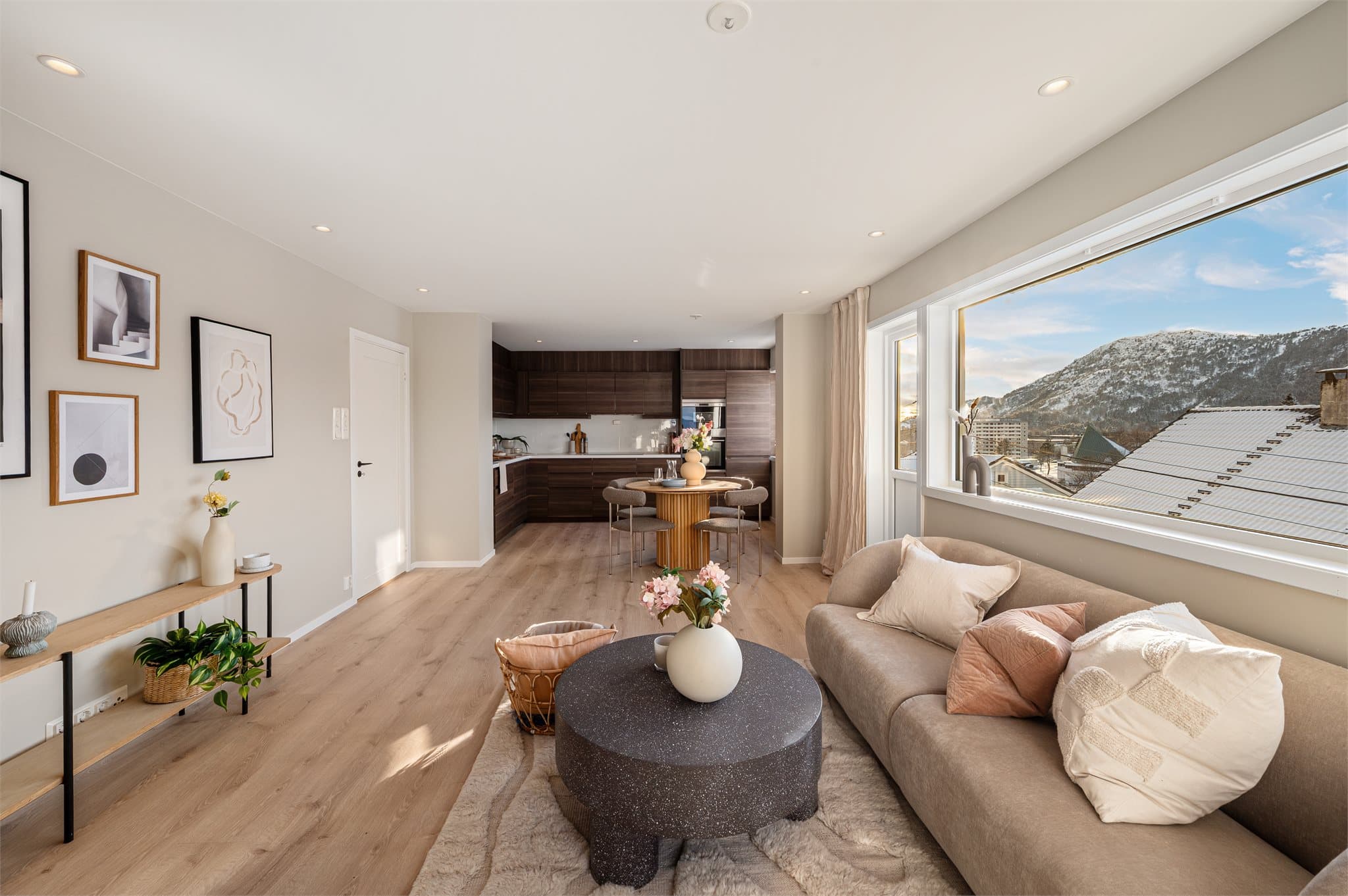 - Utformingen av stue/kjøkken gjør det enkelt å innrede med sofa- og spisegruppe i hver sin naturlige sone -