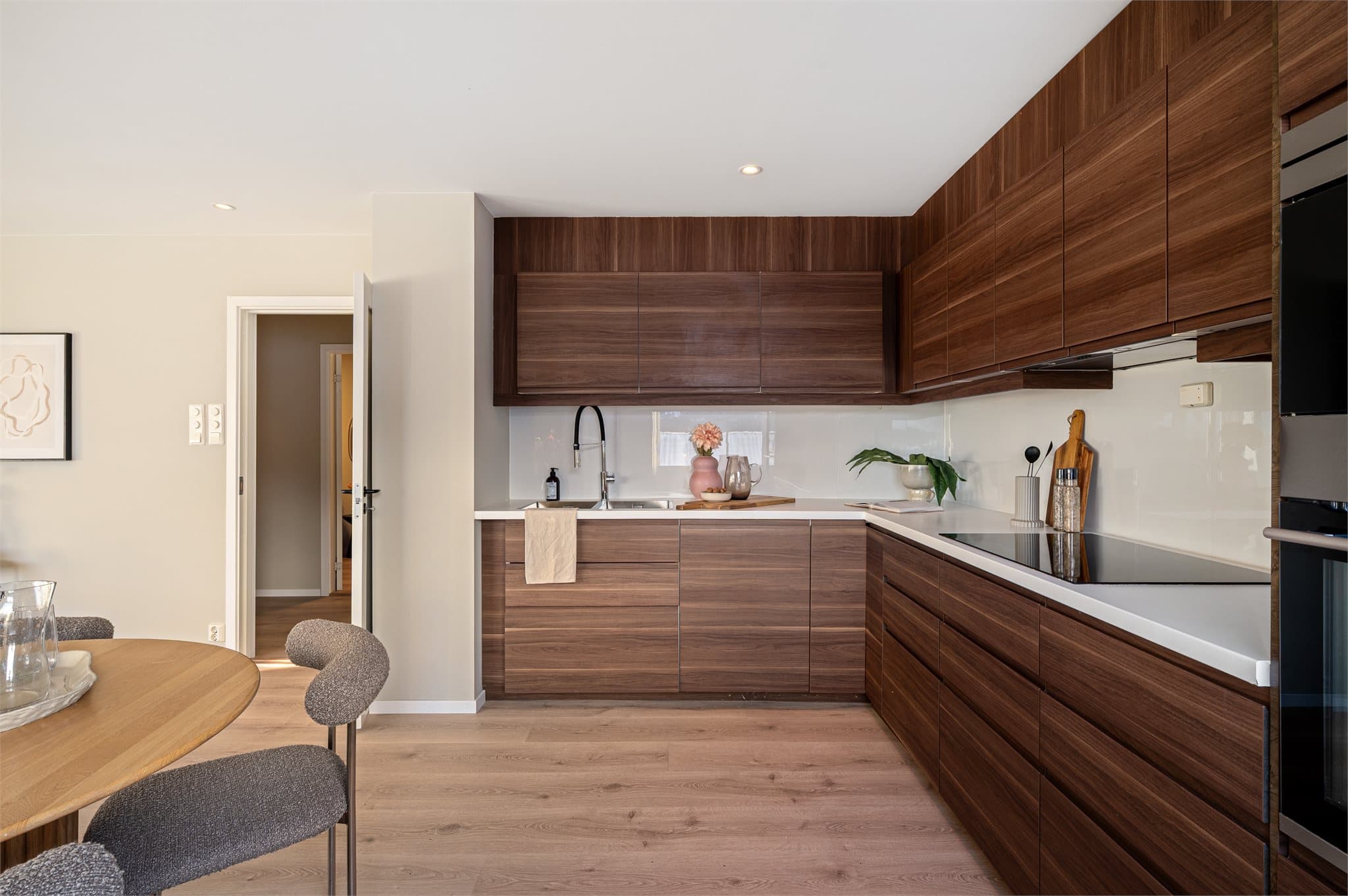 - Listefritt og spotter i himling skaper et moderne og stilrent inntrykk -