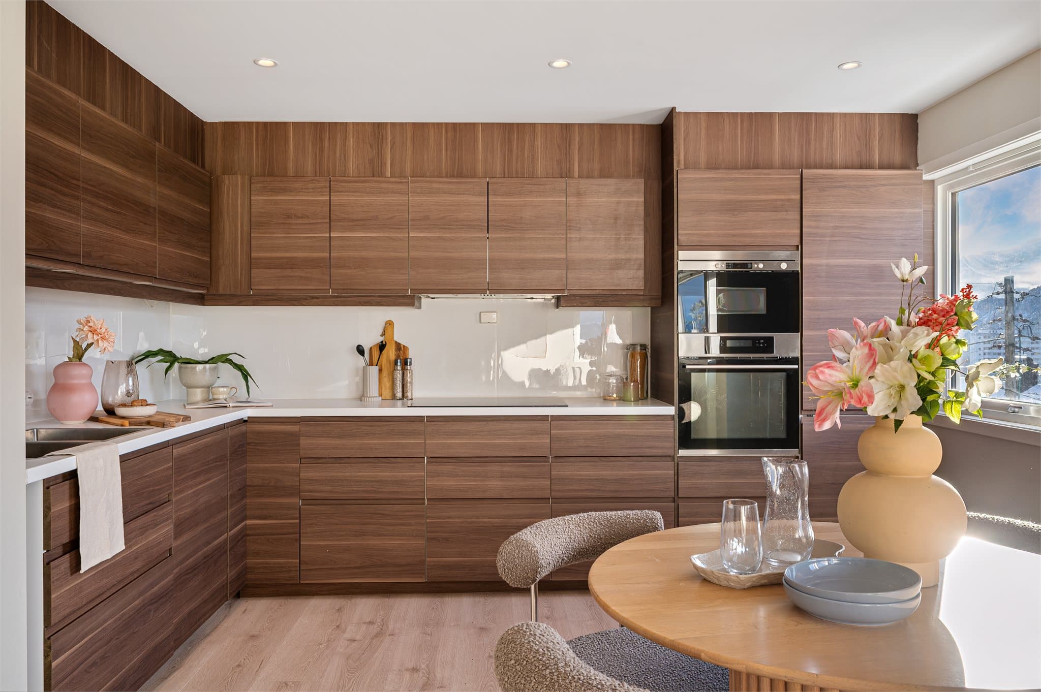 - Ny eier får gleden av integrert platetopp m/ induksjon, stekeovn, mikrobølgeovn, oppvaskmaskin og kombiskap -