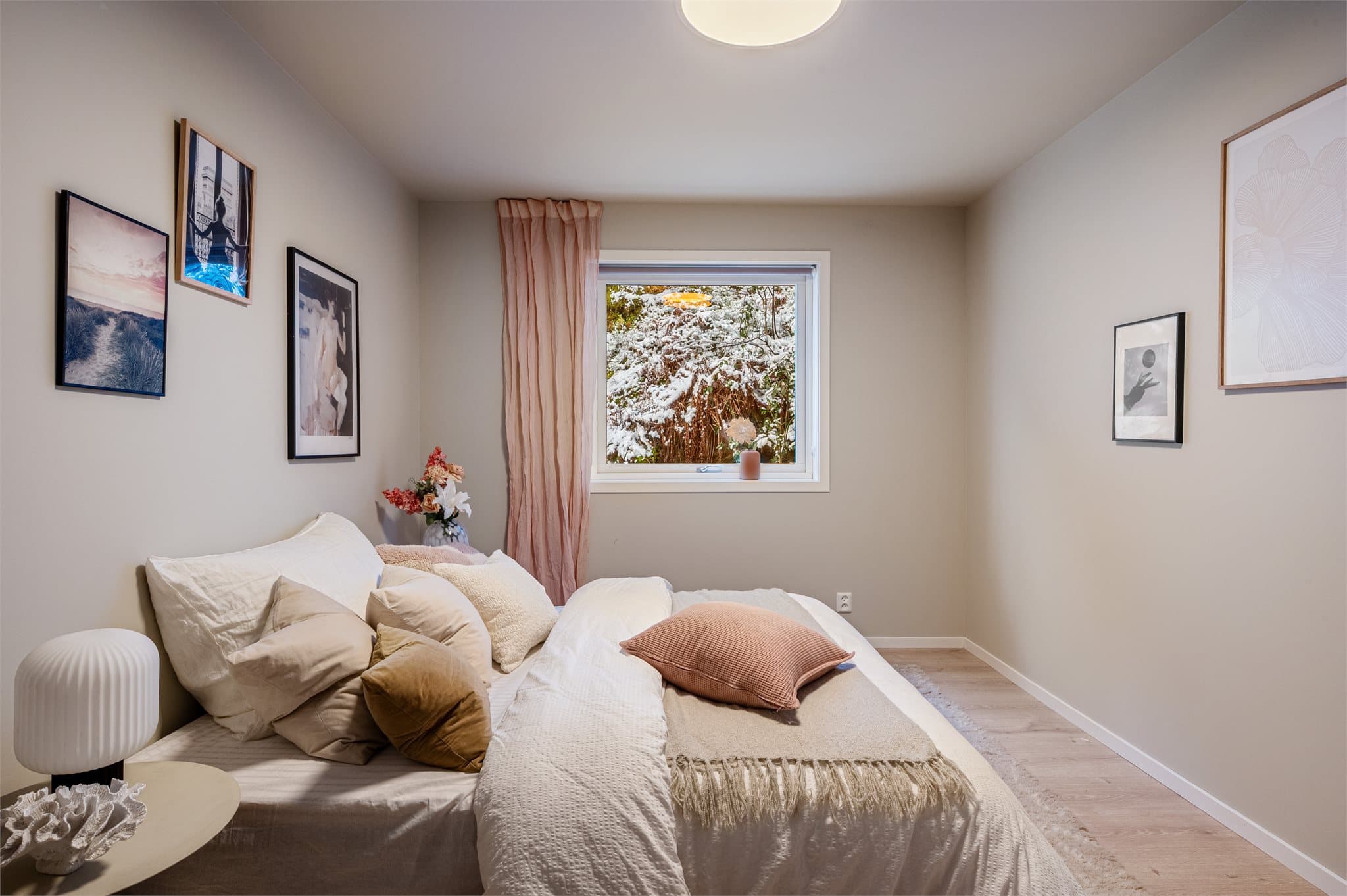 - Her har man god plass til dobbeltseng i ønsket størrelse og tilhørende møblement -