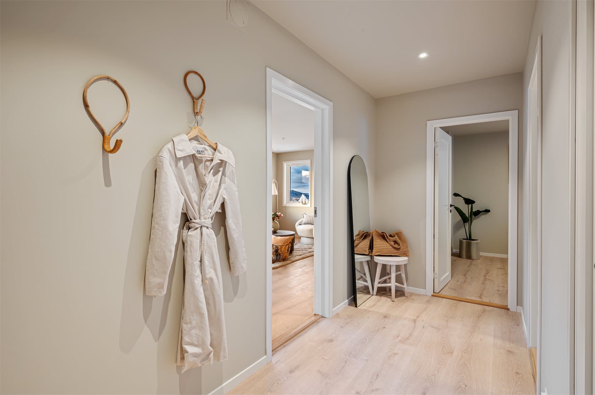 - Gjennomgående lik laminat på gulv gir en rød tråd gjennom boligen og skaper et nydelig helhetsinntrykk -