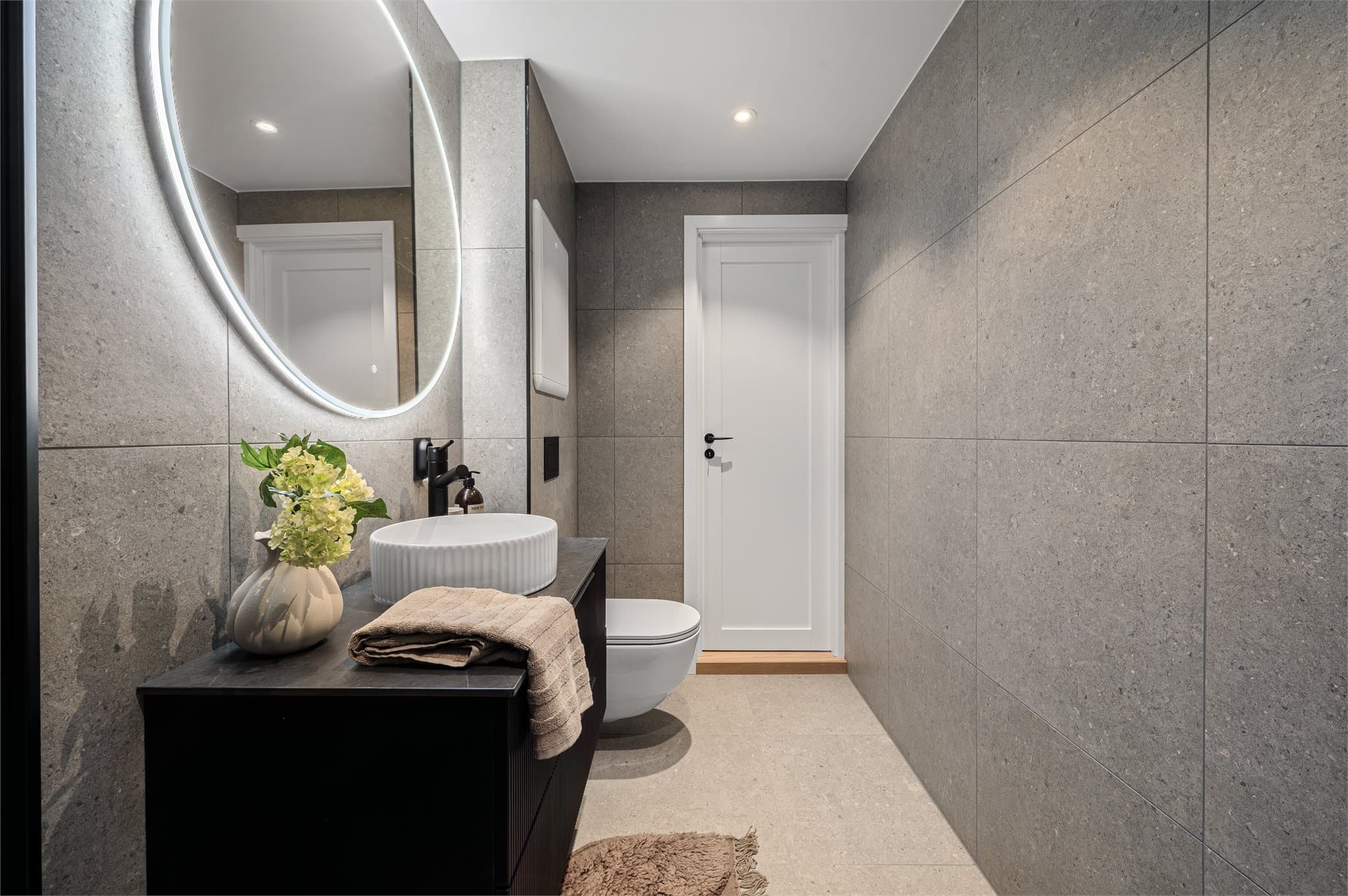 - Varmekabler i gulv gir en jevn og behagelig varme i rommet -