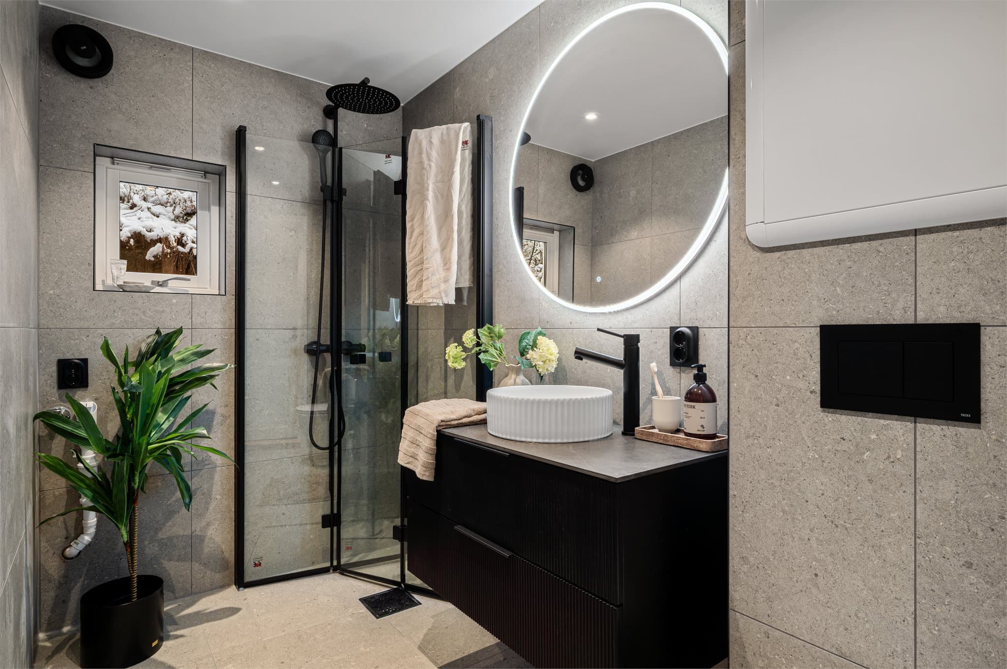 - Helfliset bad som måler 3,7m² -