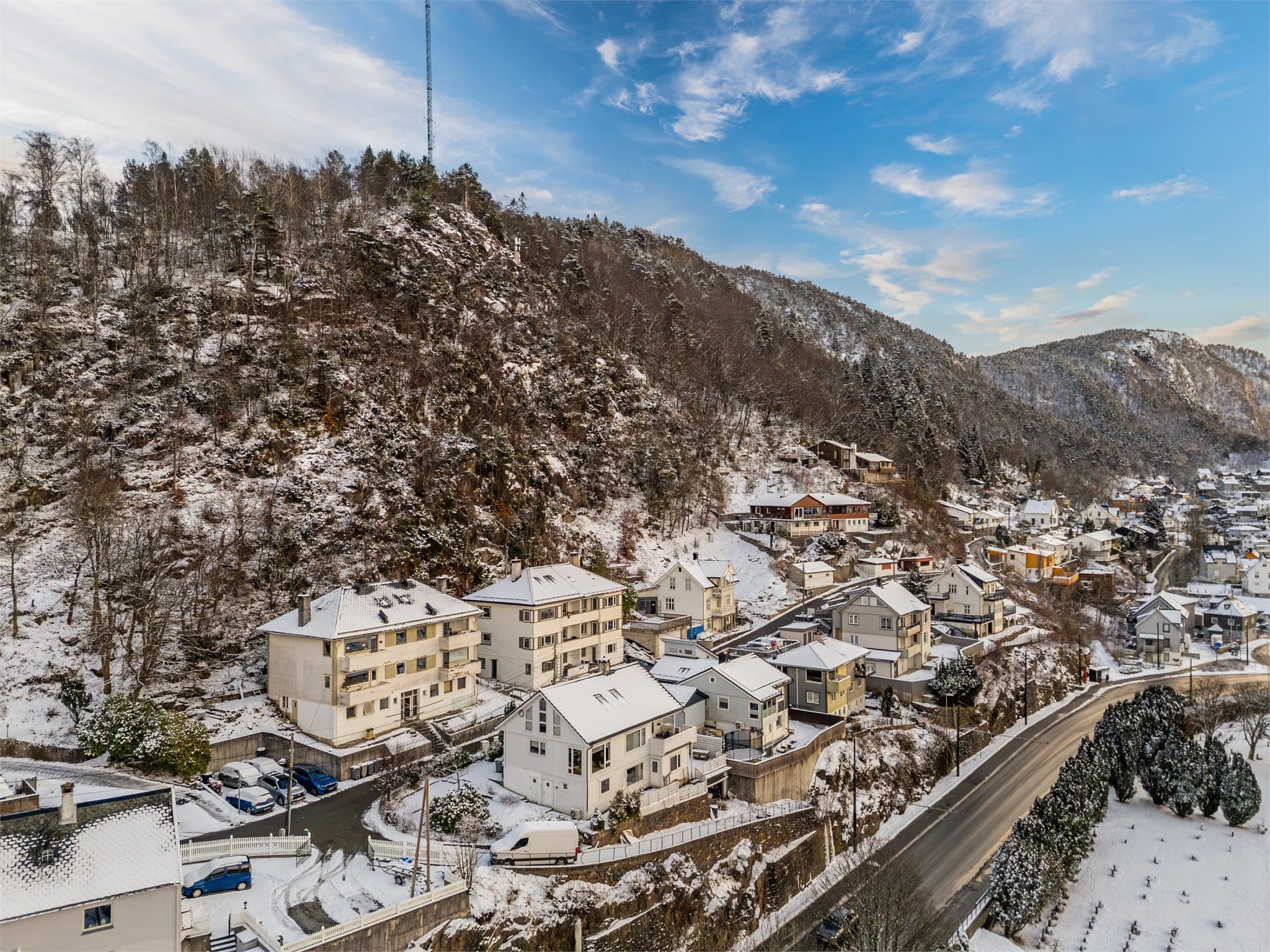 - Fin beliggenhet, øverst i fjellsiden -