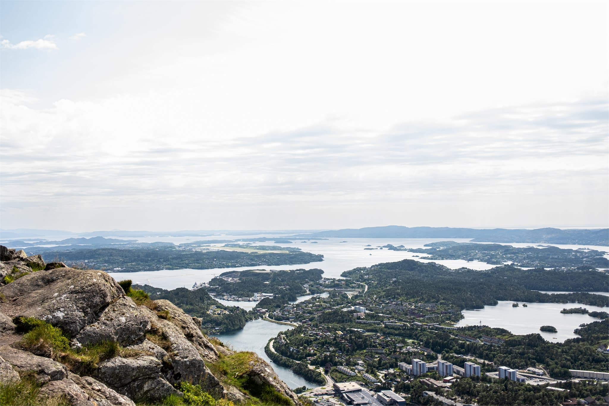 - Nydelig utsikt fra toppen av Lyderhorn -