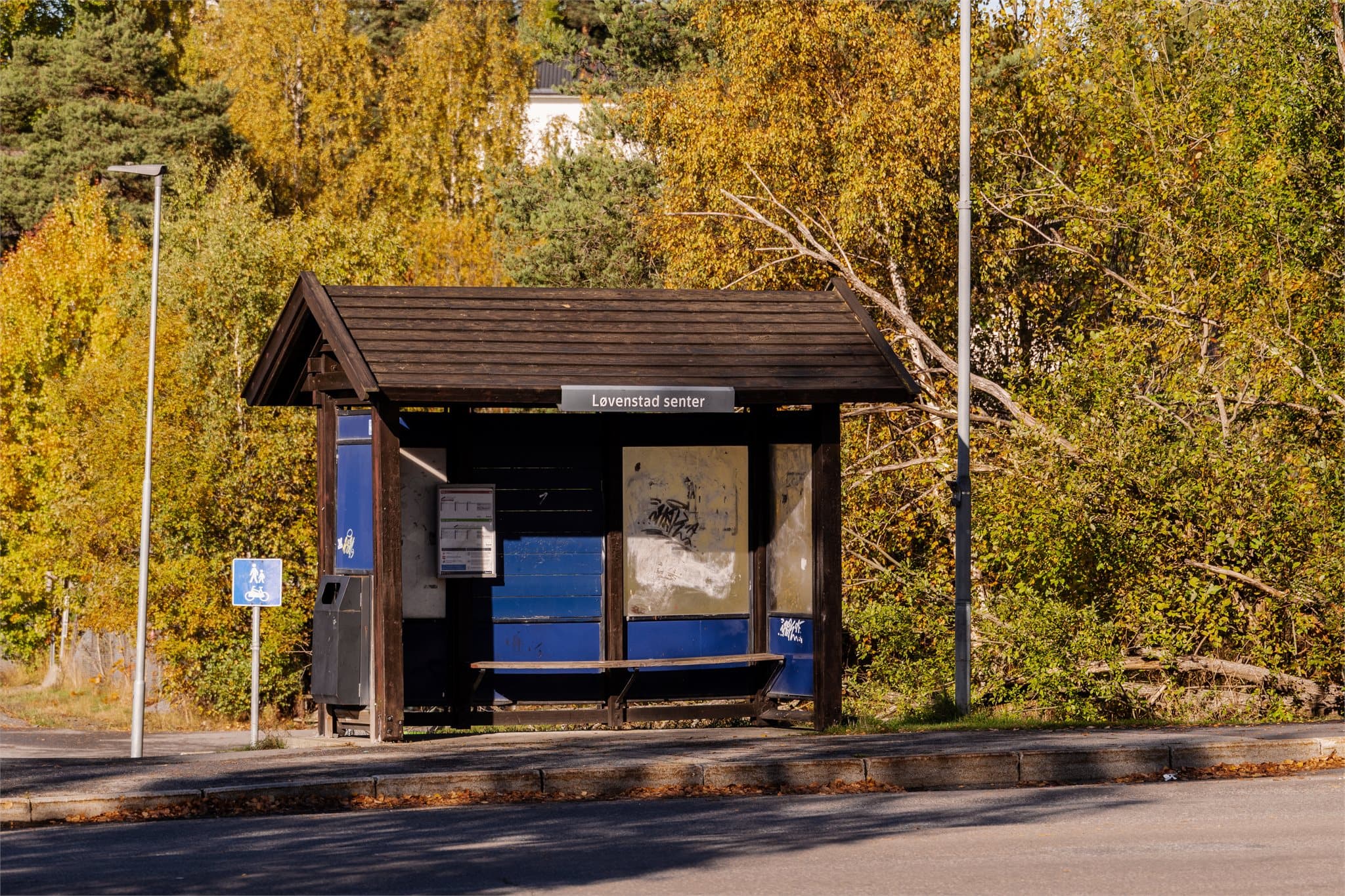 Bussholdeplassen er i gangavstand fra boligen.