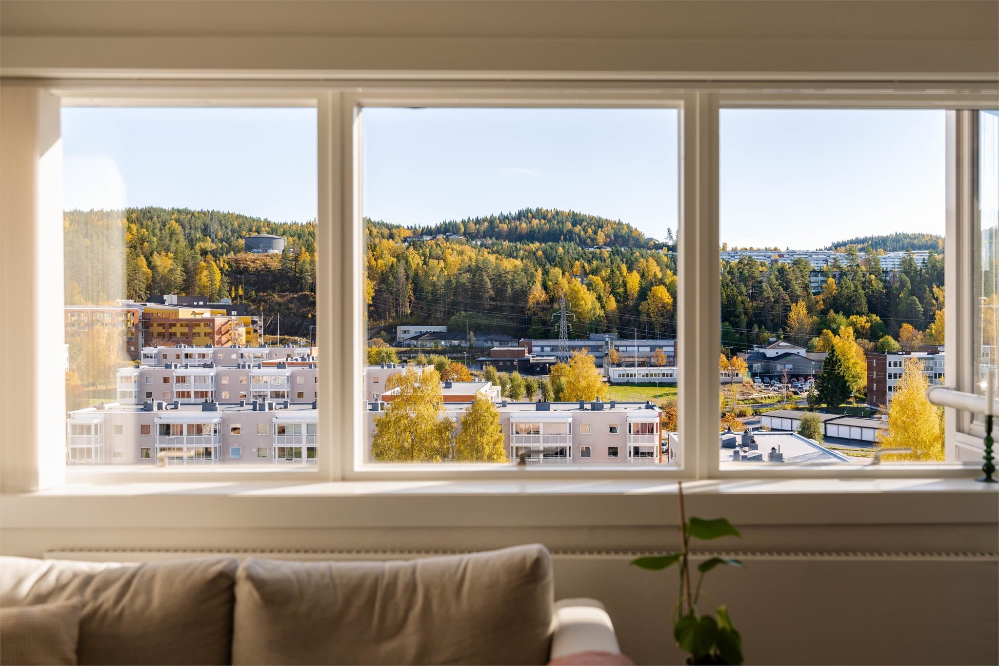 Leiligheten har fritt utsyn uten noen foranliggende bygninger som stjeler utsikten.