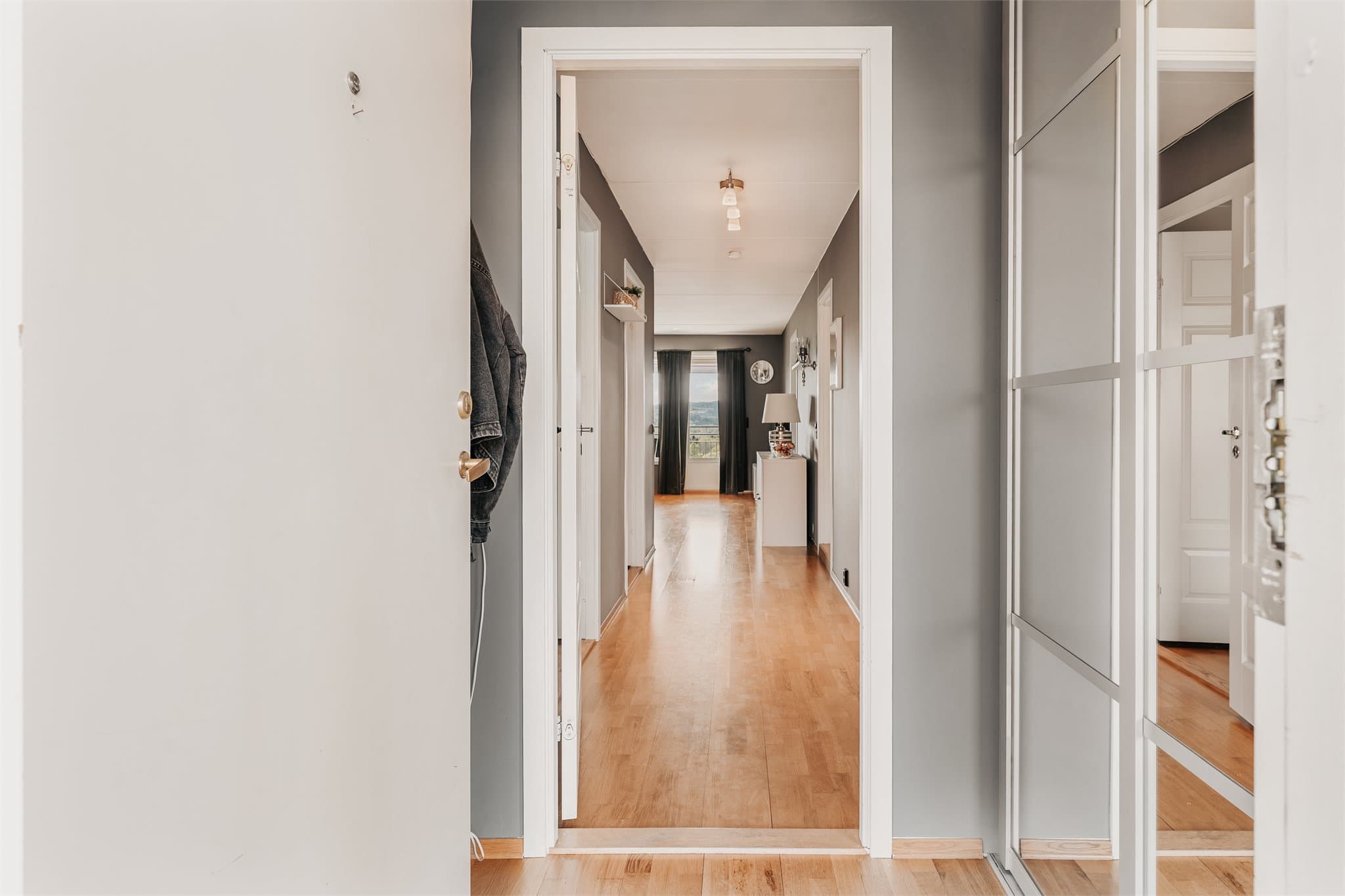 Det første som møter deg er entréen. Her er det skyvedørsgarderobe.