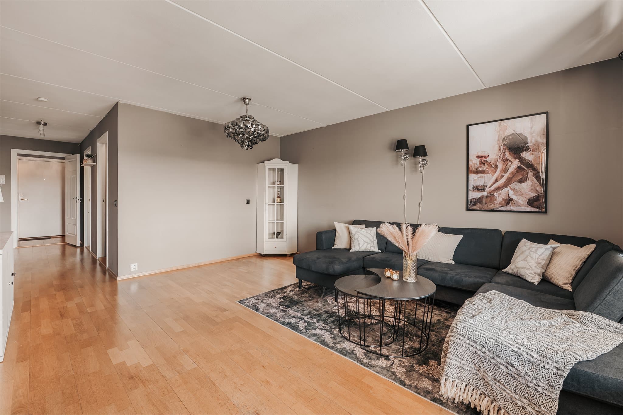 Den romslige stuen har naturlige soner for både- sofa og spisegruppe.