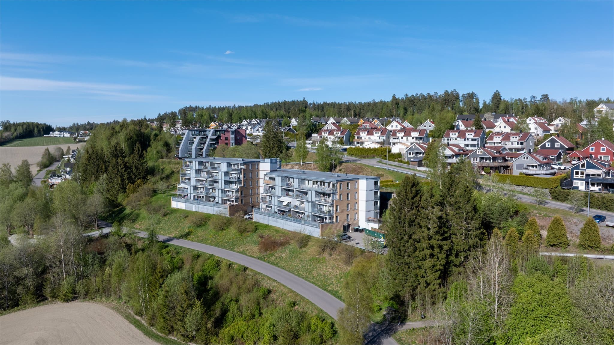 Her bor du tilbaketrukket, i rolige omgivelser på Brånåsen. Det er kort vei til barnehage, skoler, kjøpesenter og svært flotte turområder i Tærudmarka.