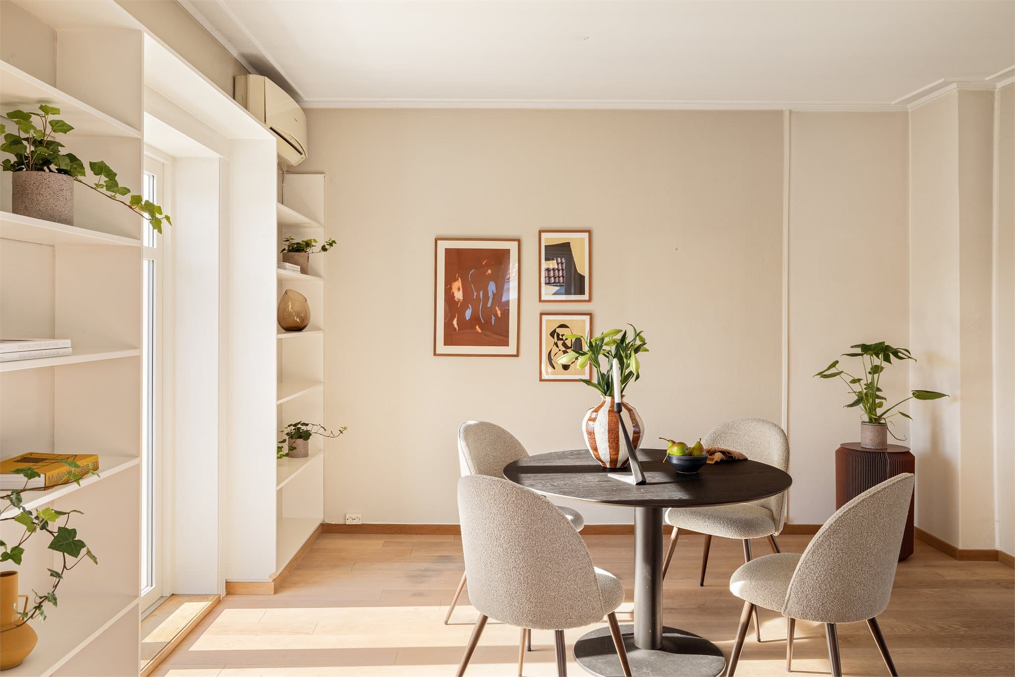 Tilhørende leiligheten er det tre eksterne boder i kjeller som måler hhv. 11,2 m², 2,1 m² og 0,8 m²