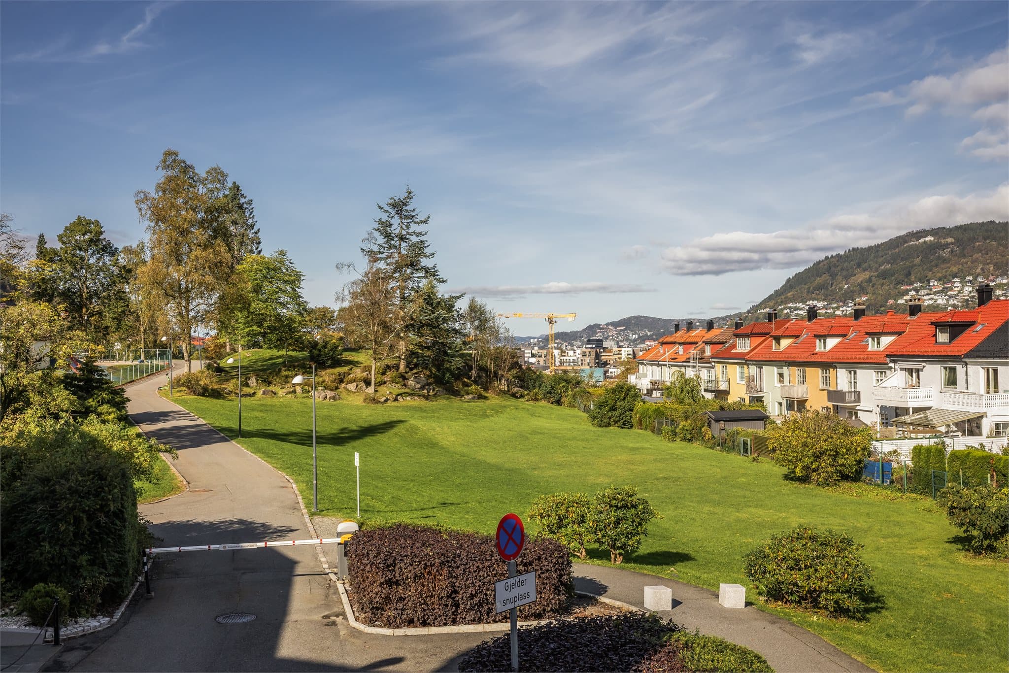 Området byr på flotte parker og grøntarealer, og for hyggelige pikniker kan Leaparken anbefales