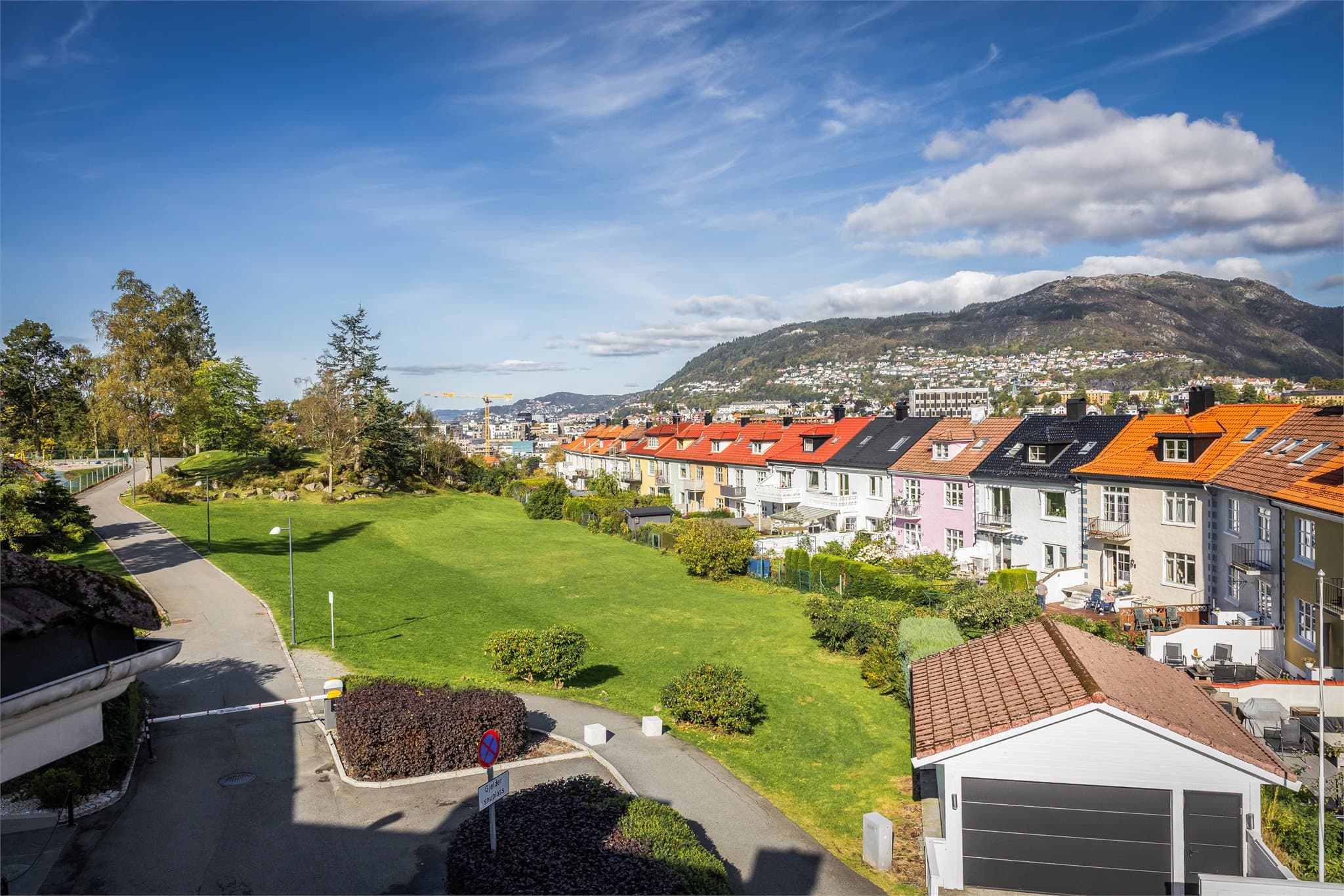 Fra boligen er det kun 4 minutters gange til Bunnpris Hope. For et ytterligere handle- og servicetilbud er det enkel reisevei inn til Bergen sentrum
