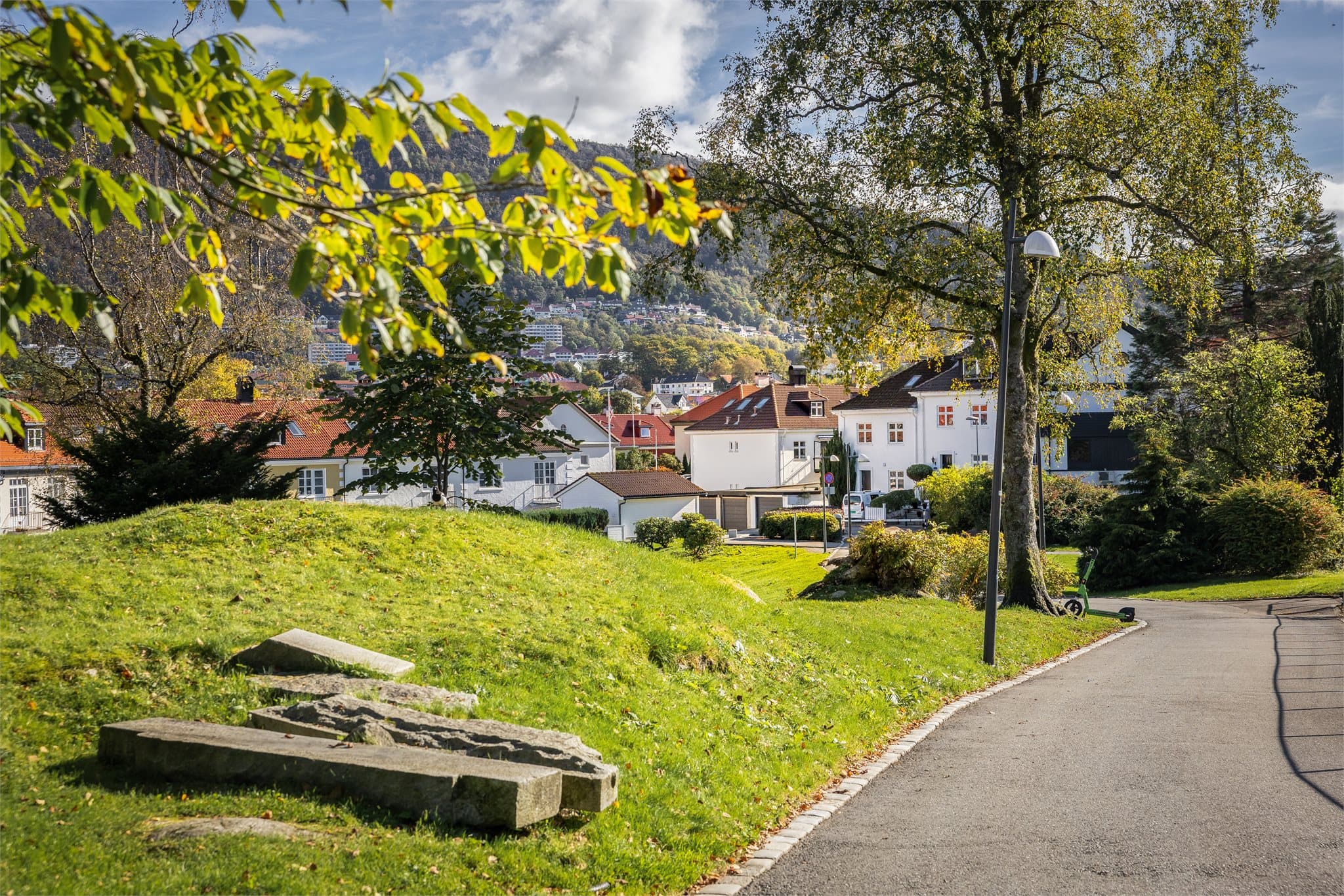 Beliggenheten passer ypperlig for ulike livsfaser med enkel tilkomst til store arbeidsplasser, studieinstitusjoner og ellers daglige fasiliteter