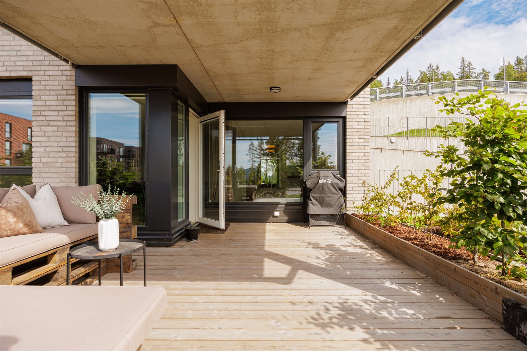 Den romslige terrassen gir et flott ekstra oppholdsareal med god plass til flere sittegrupper.
