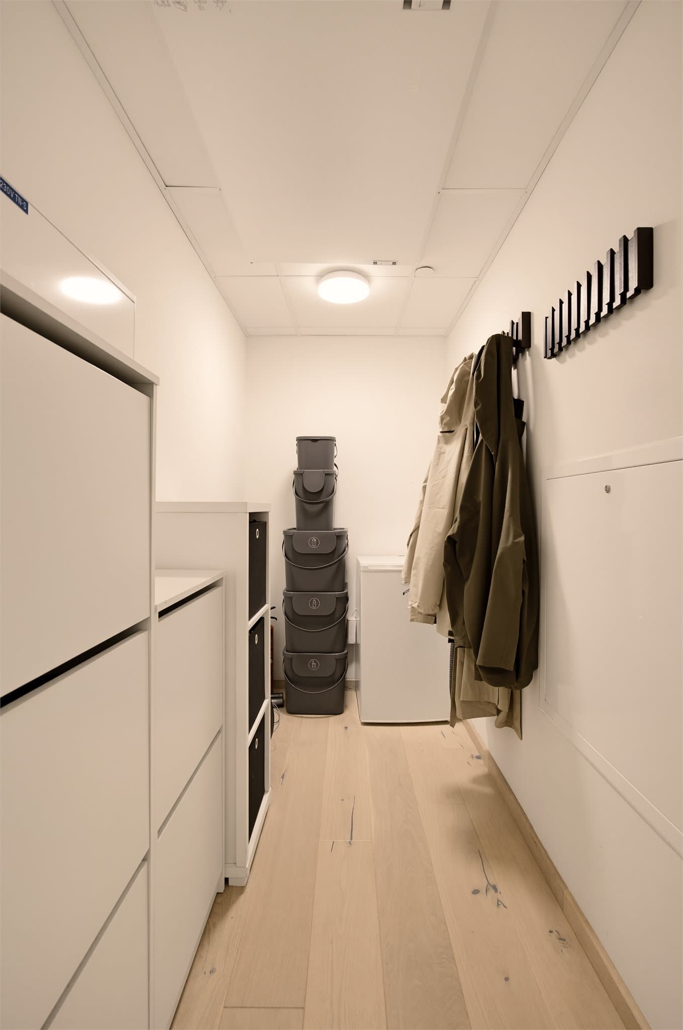 Praktisk innvendig bod med hyller og gode oppbevaringsmuligheter.