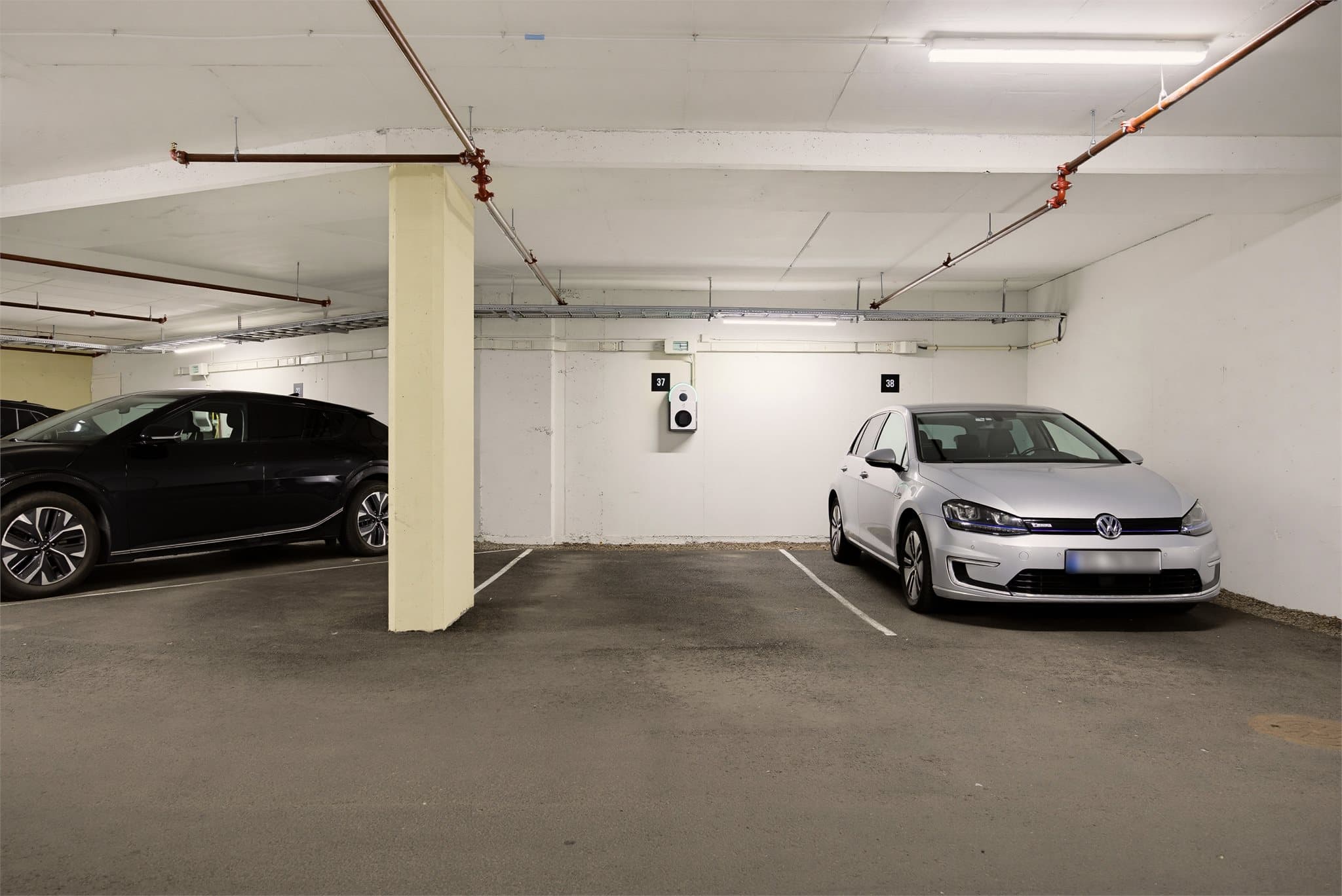 Fast garasjeplass medfølger. Det er opplegg for elbil-lader.