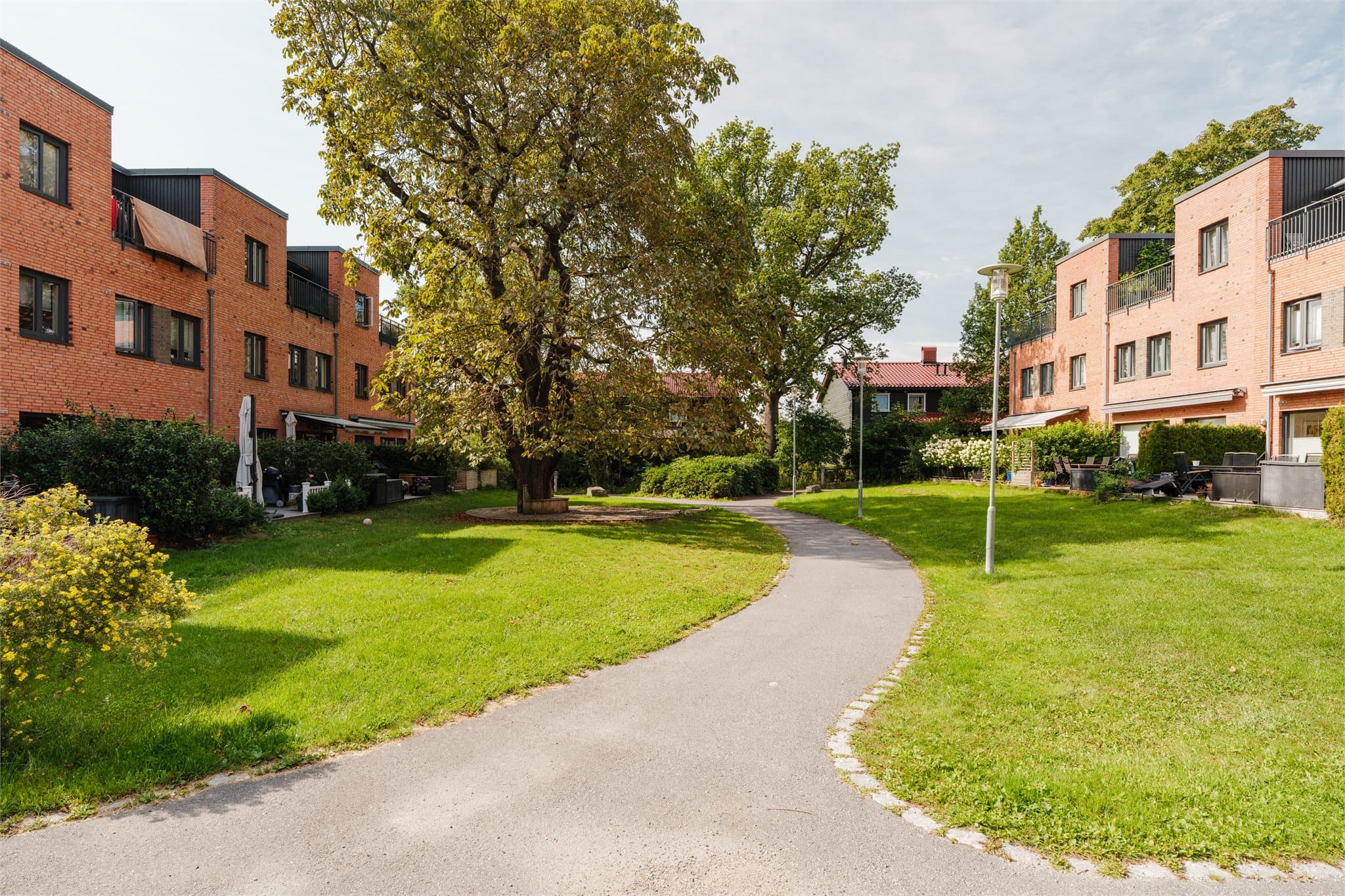 Området er omkranset av frodige grøntarealer og internveier.