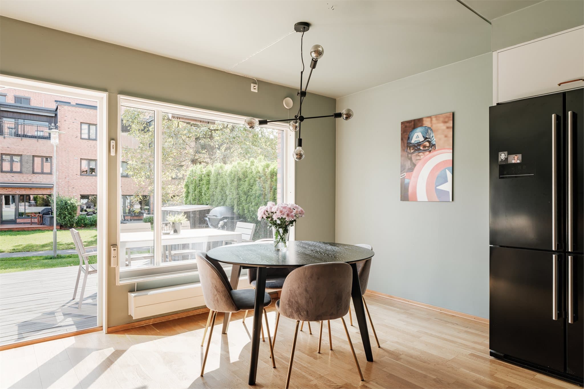 Her har man plass til et spisebord hvor man kan invitere venner og familie til hyggelige sammenkomster.