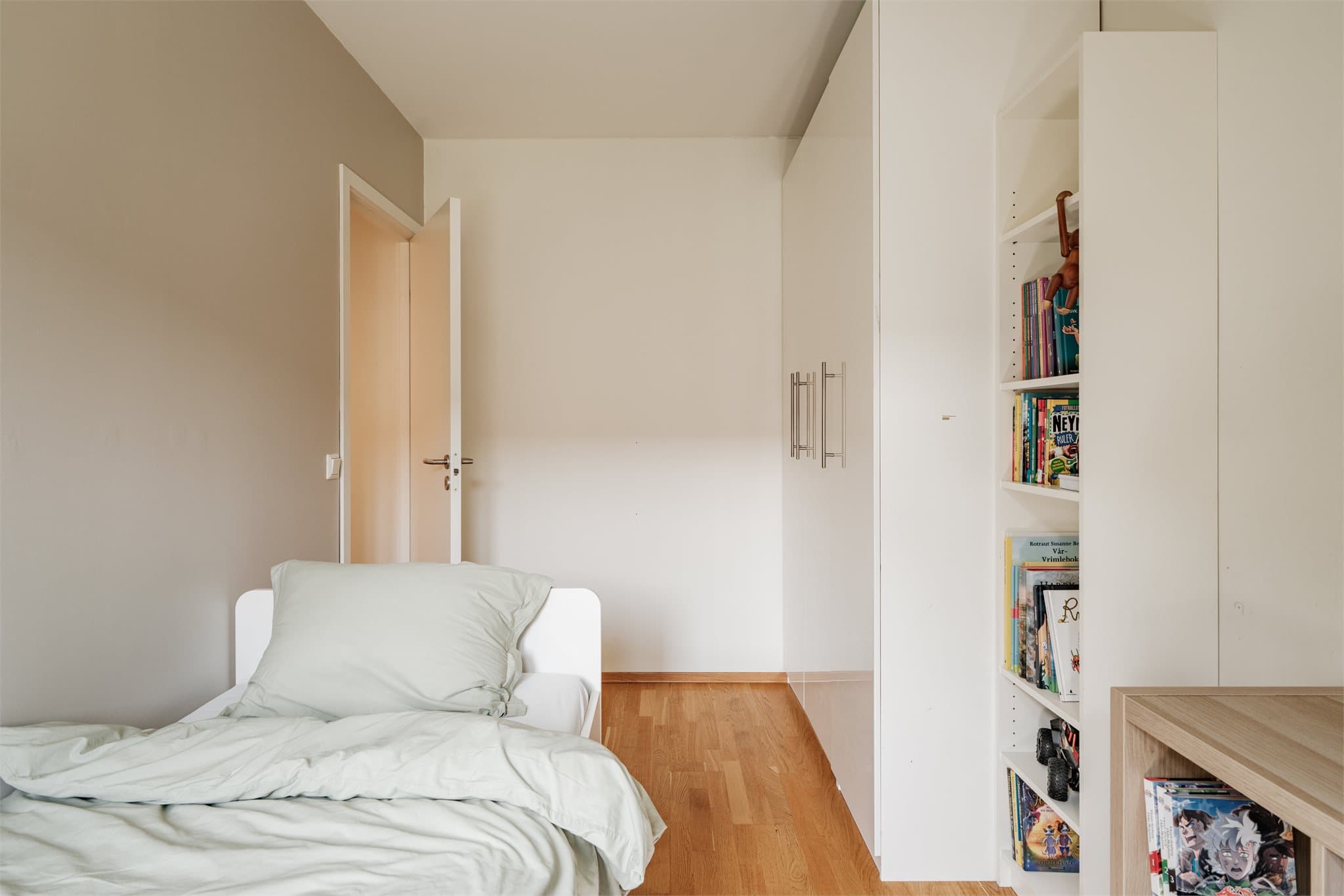 Soverom 1 har god plass til seng, nattbord og annet ønsket møblement.