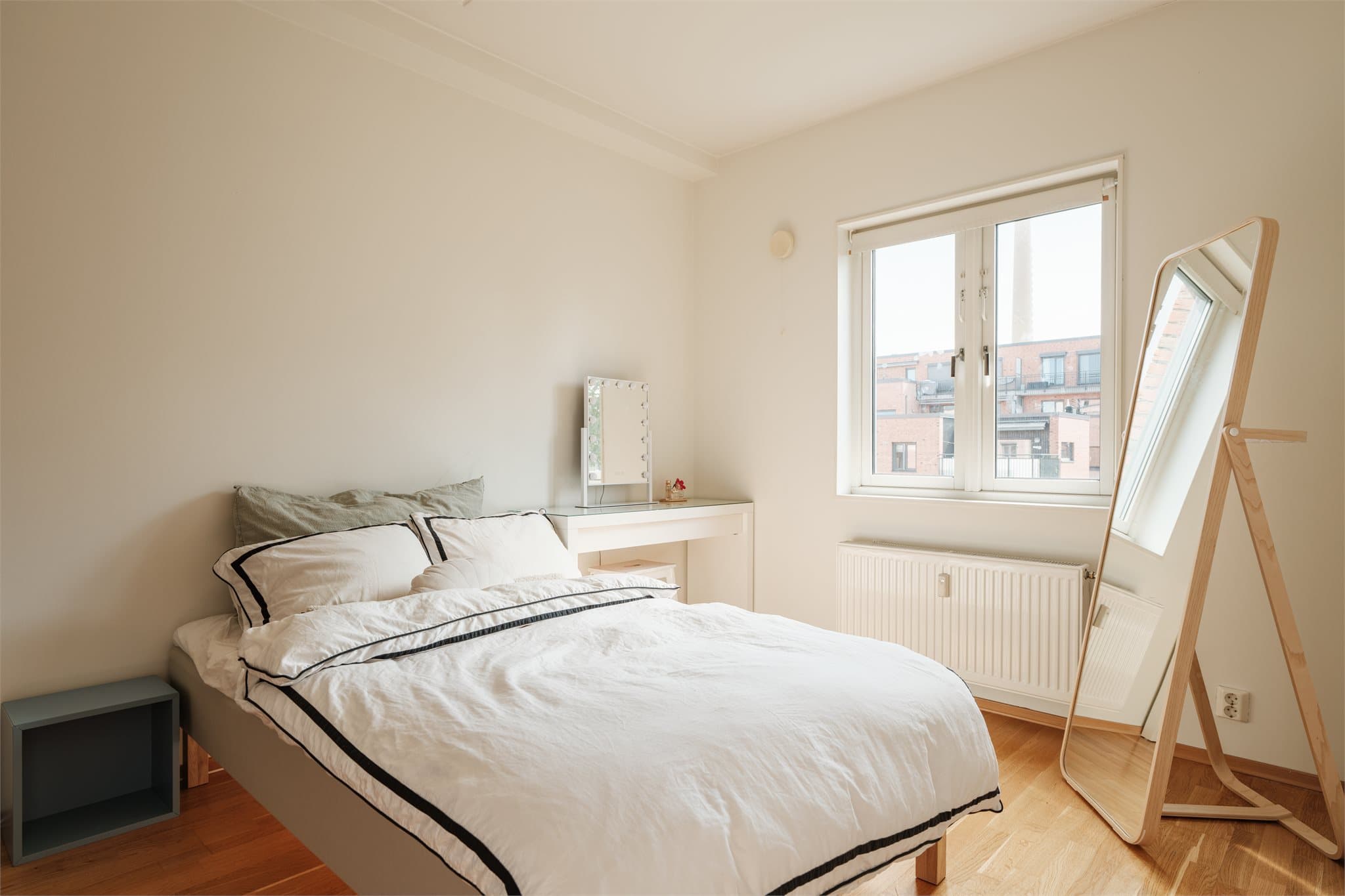 Her har du god plass til dobbeltseng, nattbord og annet ønsket møblement.