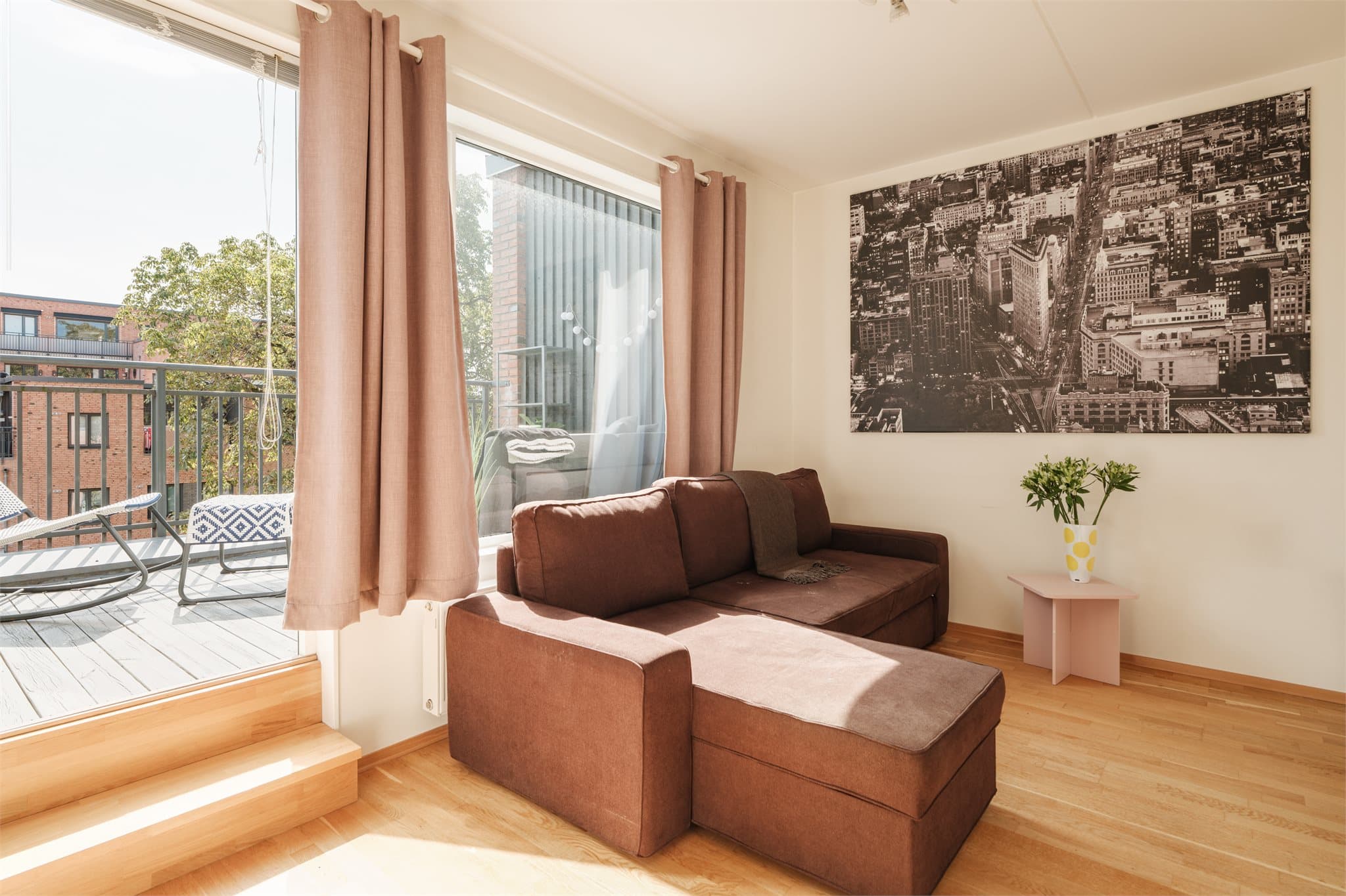 Fra TV- stuen er dert direkte utgang til balkongen i 3. etasje.