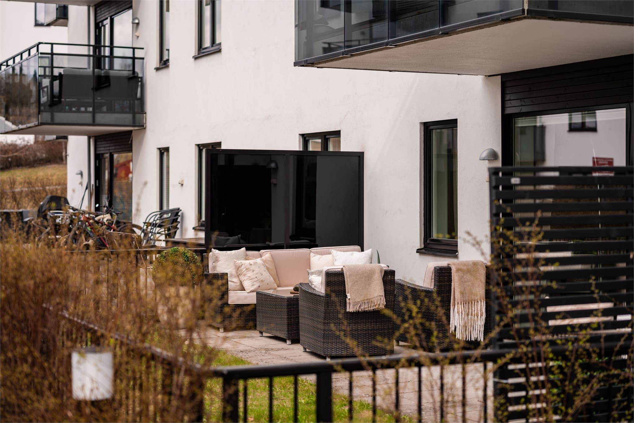 Uteplassen er delvis skjermet og gir god plass til en hyggelig sittegruppe. Et herlig oppholdssted på sommerstid.