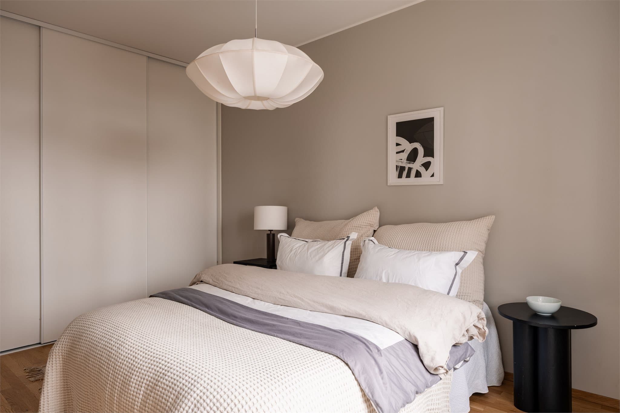 Soverommet har god plass til dobbeltseng og er utstyrt med en romslig skyvedørsgarderobe.