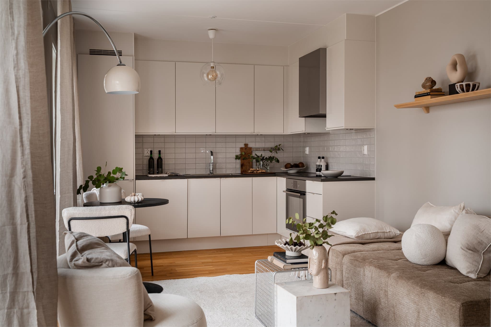 Kjøkkenet har en pen innredning med glatte fronter og en benkeplate i laminat.