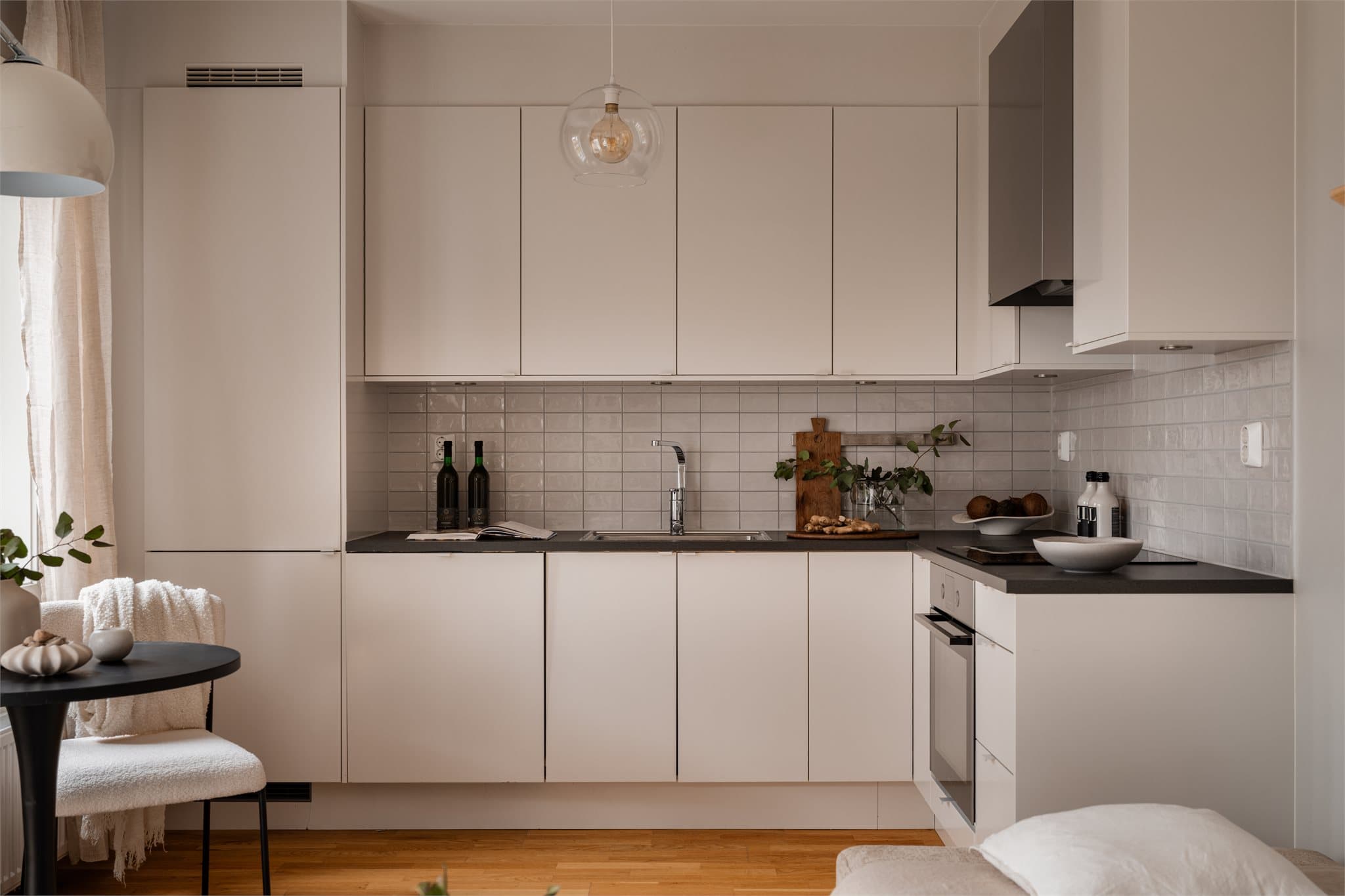 Tidløst og pent kjøkken med integrerte hvitevarer, rikelig med arbeid- og lagringsplass.