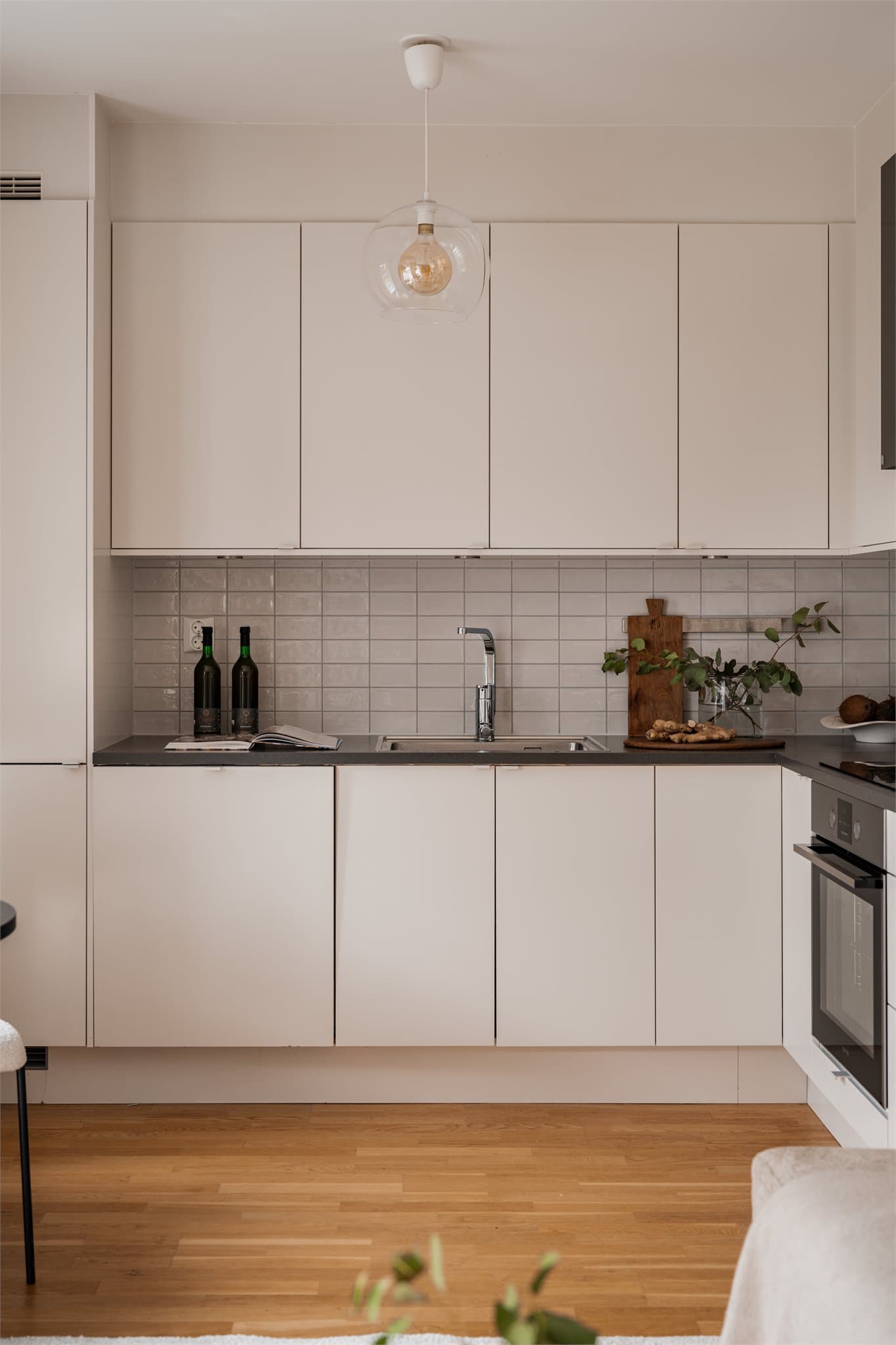 Det er utstyrt med integrert kjøl/fryseskap, oppvaskmaskin, stekeovn og platetopp. Avtrekk via balansert ventilasjonsanlegg.