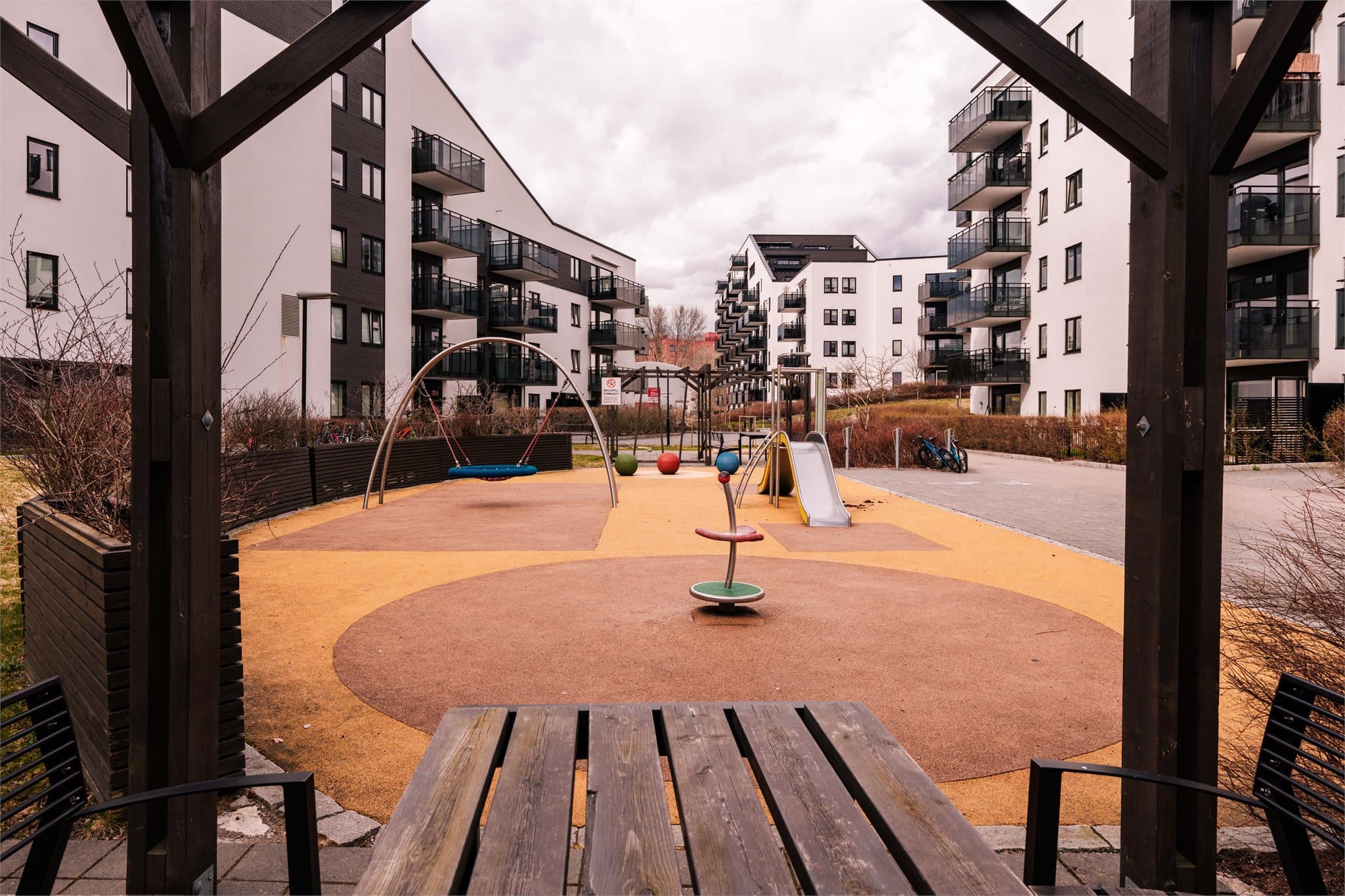 Fellesområdene inkluderer en pent opparbeidet lekeplass og sitegrupper.