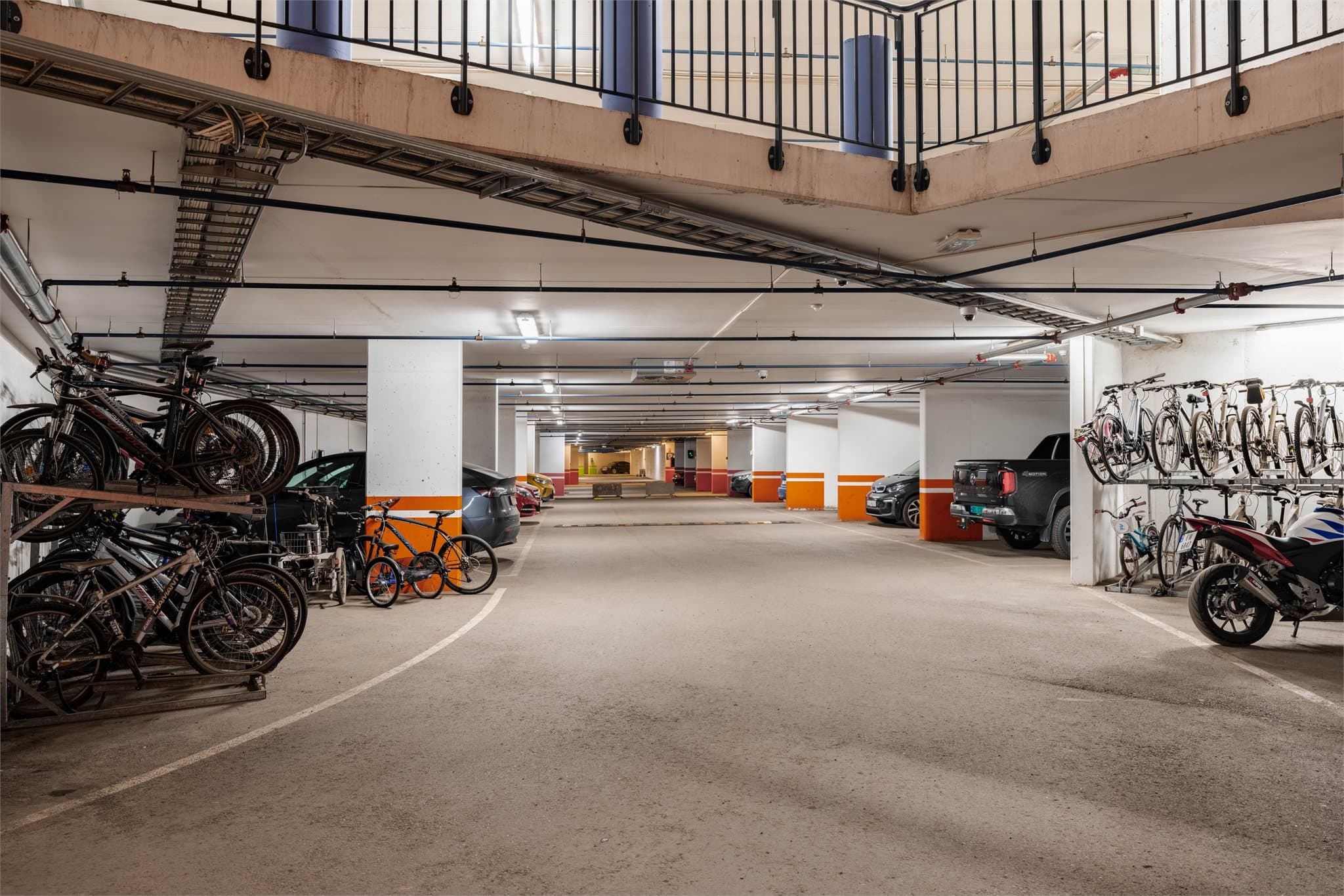 Det er felles sykkelparkering i garasjeanlegget.