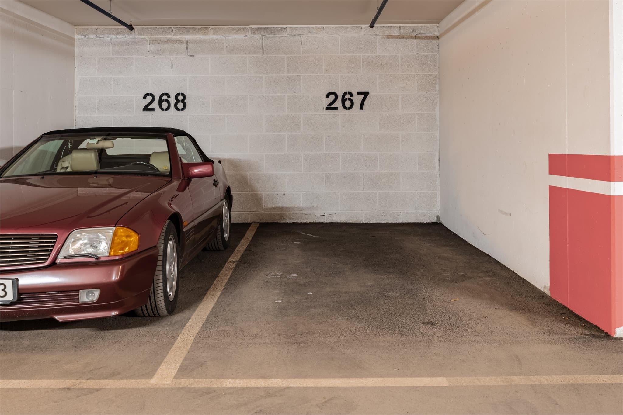 Med leiligheten følger en fast parkeringsplass på 14 m² i felles garasjekjeller.