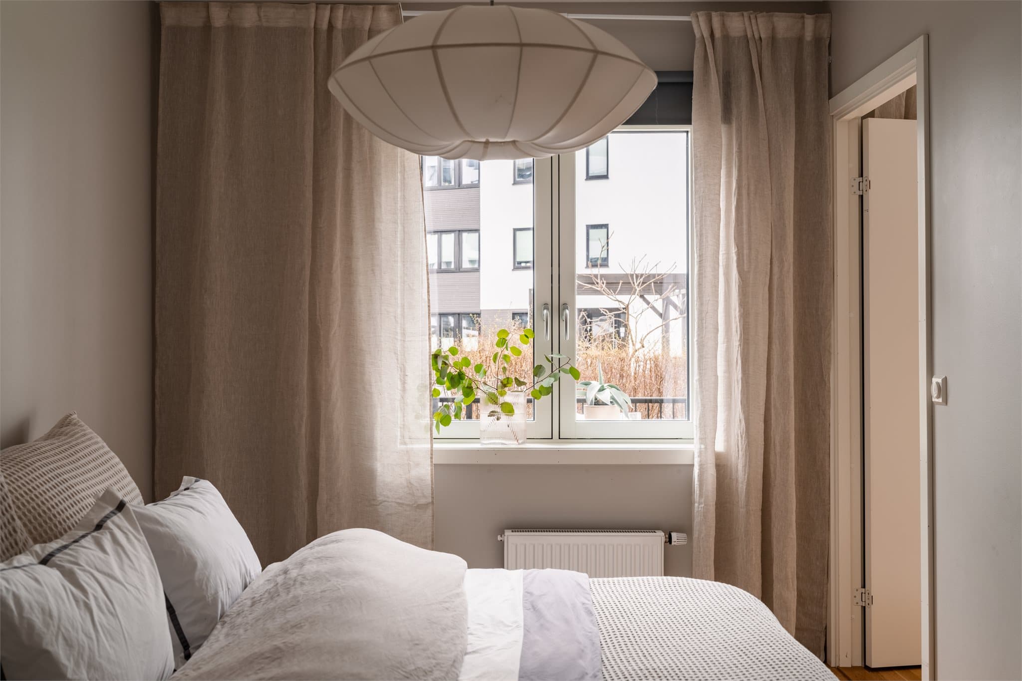 Også soverommet har radiator for en jevn og behagelig varme.