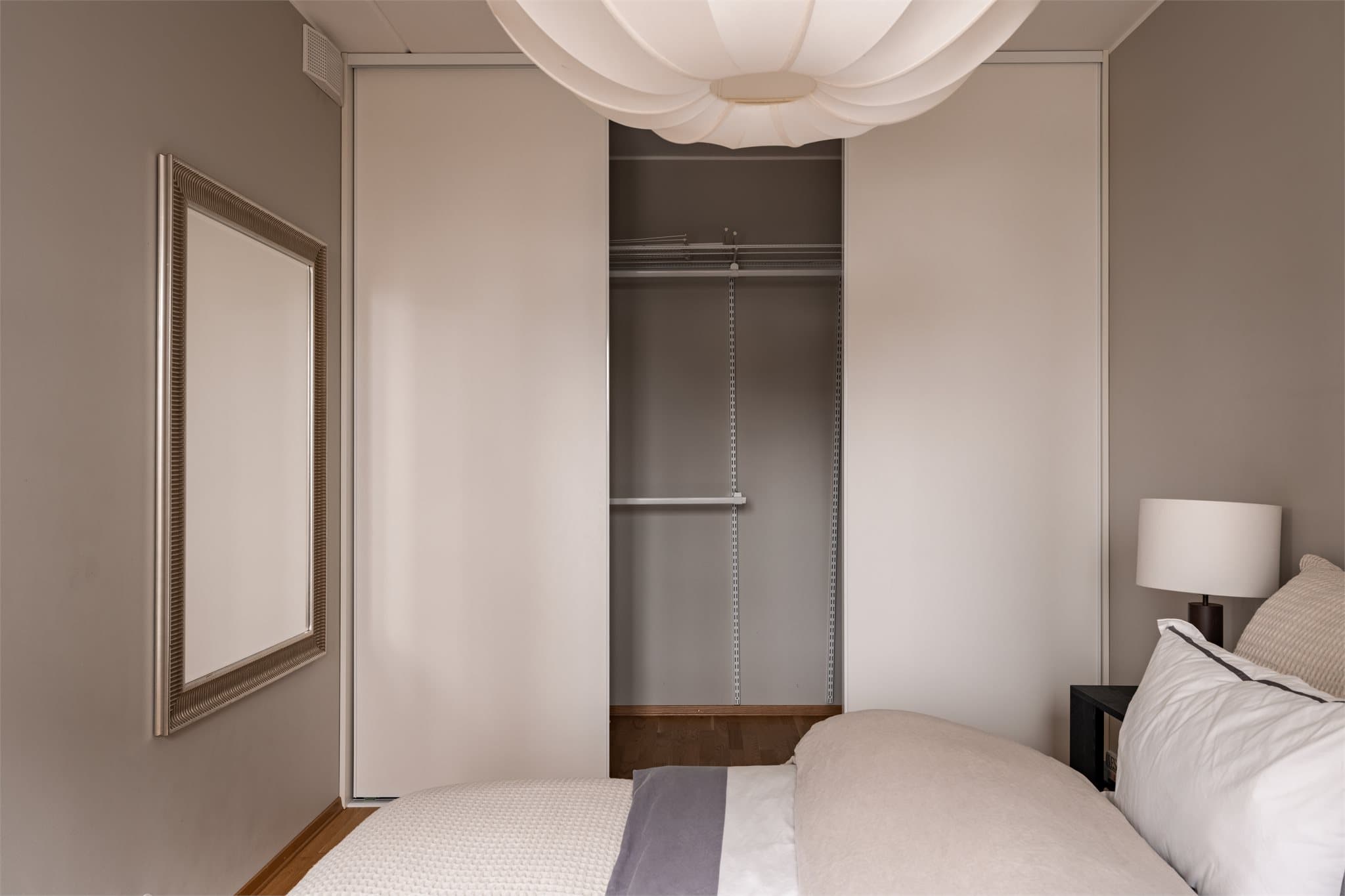 Skyvedørsgarderoben gir rikelig med oppbevaringsplass.