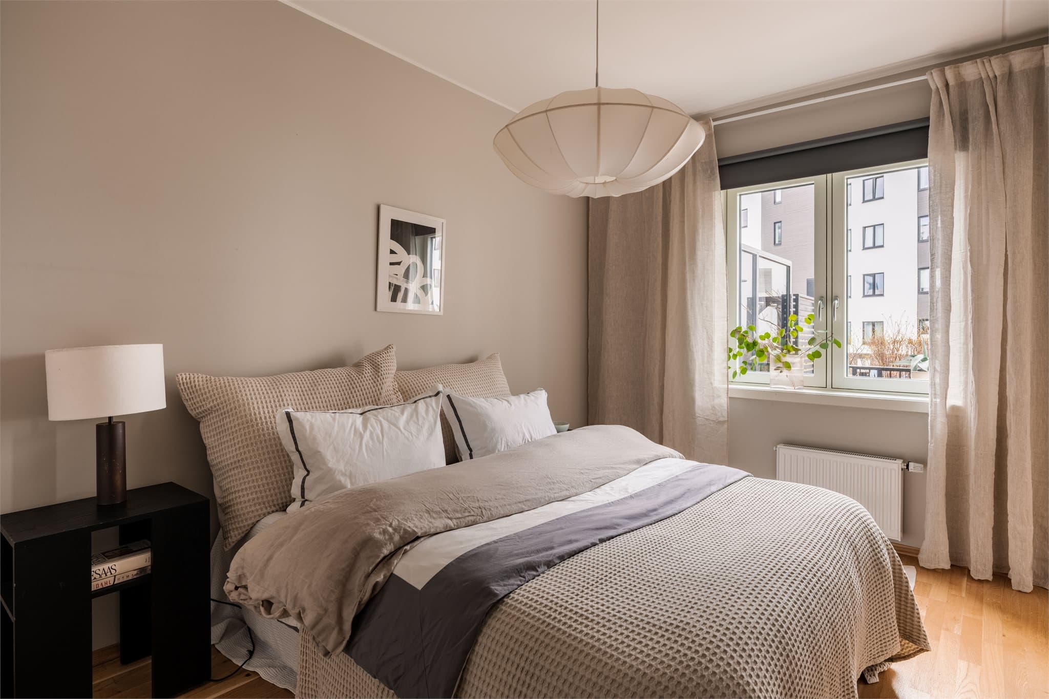 Soverommet vender mot et rolig, indre gårdsrom.