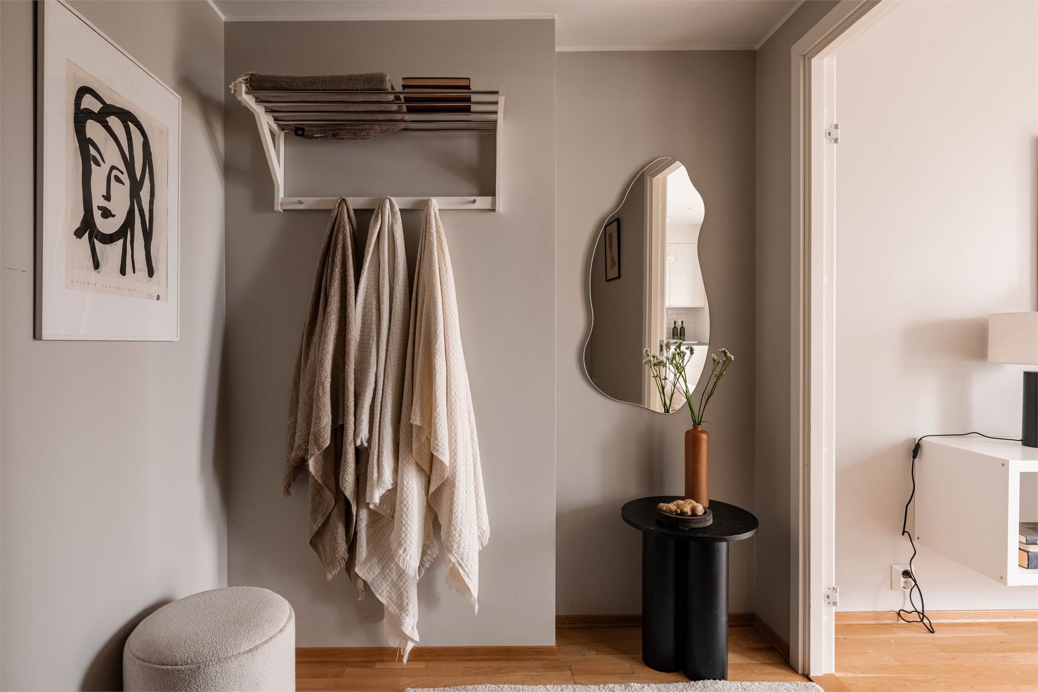 Gjennomgående parkett på gulv og veggflater malt i tidløse, nøytrale farger.