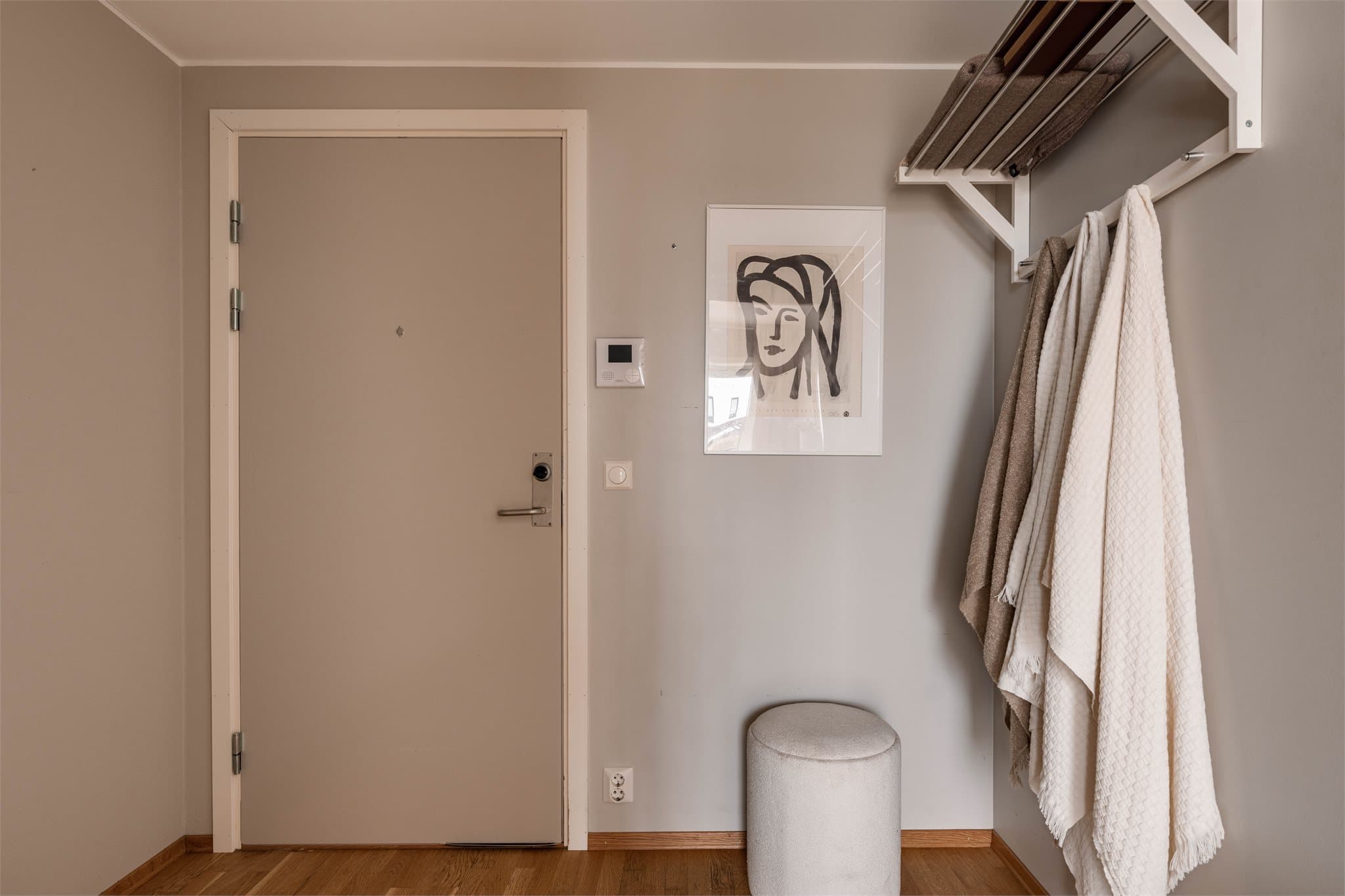 Velkommen inn! Romslig entrè med gode lagringsmuligheter for sko og yttertøy.