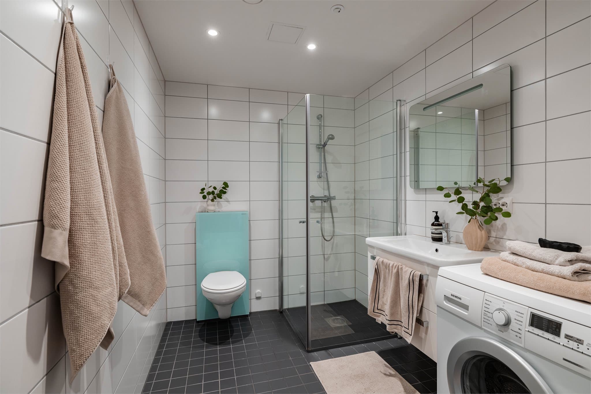 Flislagt bad med elektriske varmekabler i gulvet.